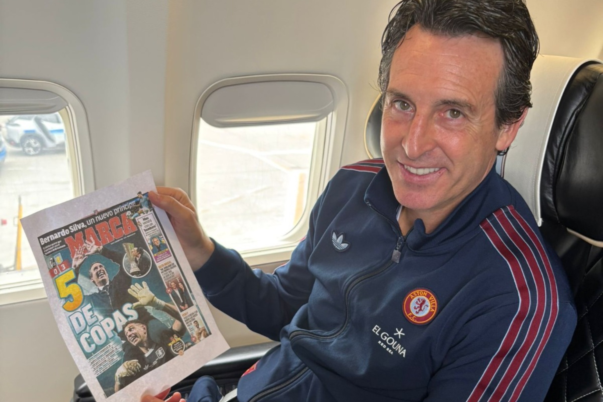 Unai Emery posa en el avión con la portada de MARCA.