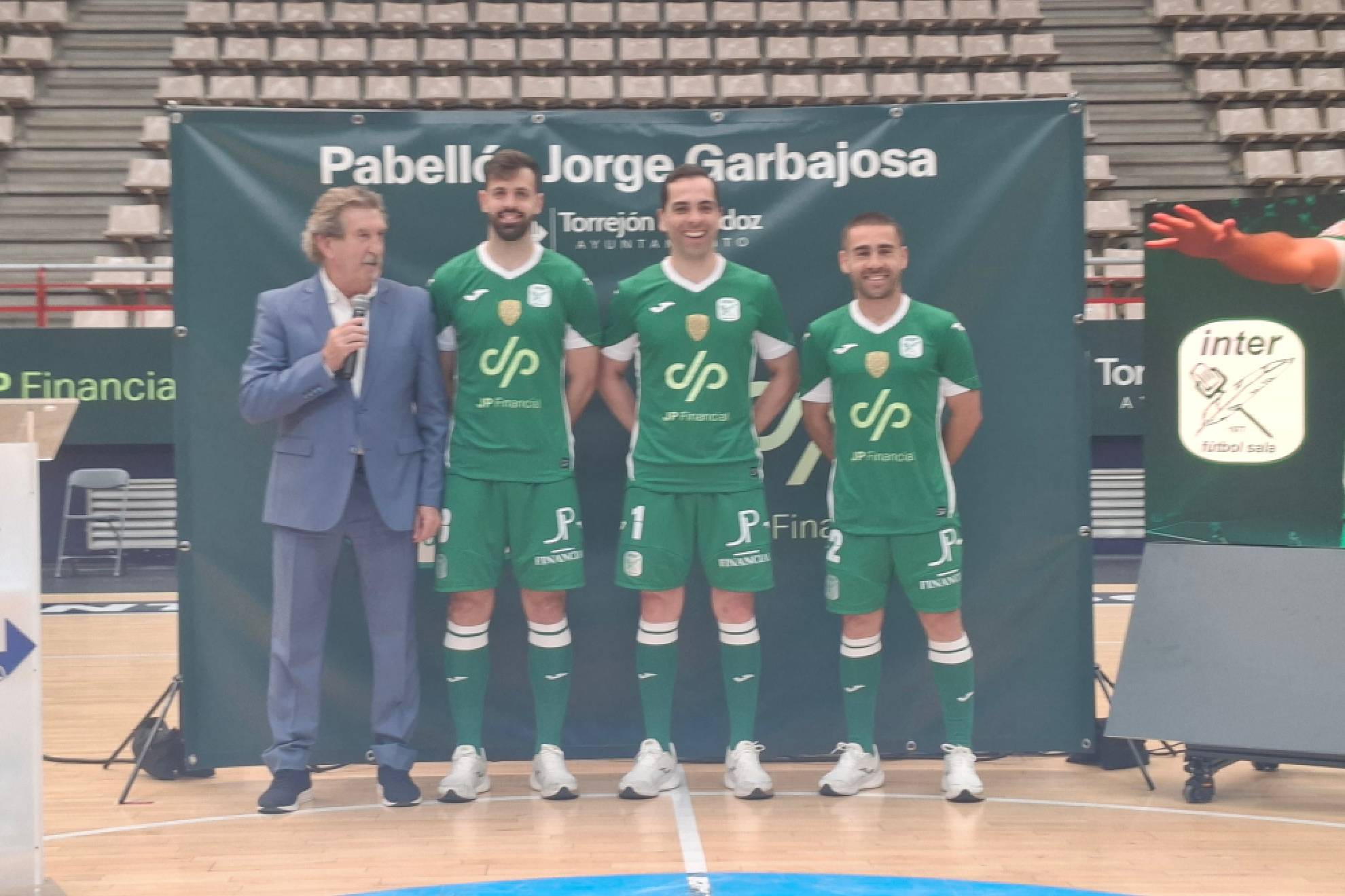 Iñaki Cano posa junto a José Antonio Fernández Raya, Jesús Herrero y Cecilio, capitanes, con la nueva equipación Inter J P Financial