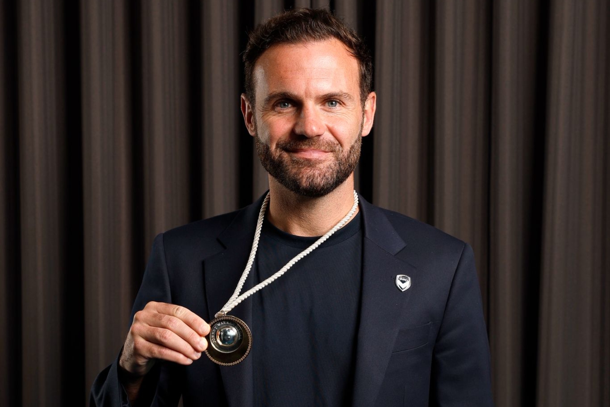 Juan Mata posa con