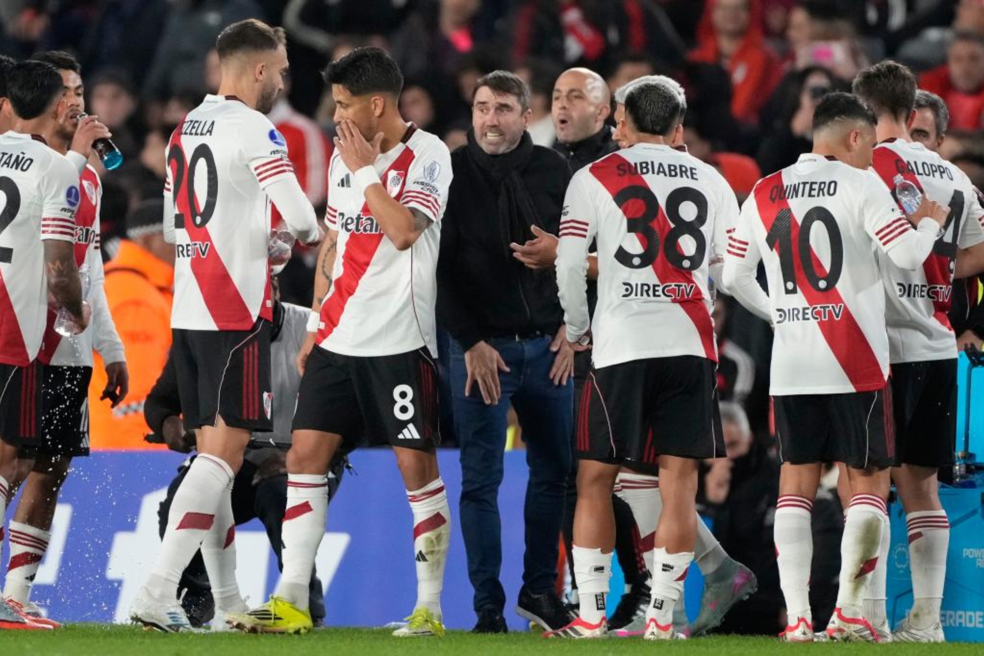 Eduardo Coudet da indicaciones a sus futbolistas ante RB Bragantino.