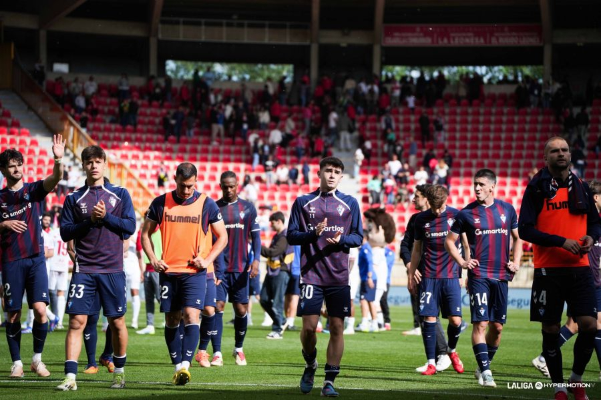 Los jugadores del Eibar agradecen el apoyo de los aficionados desplazados a León tras caer ante la Cultural.