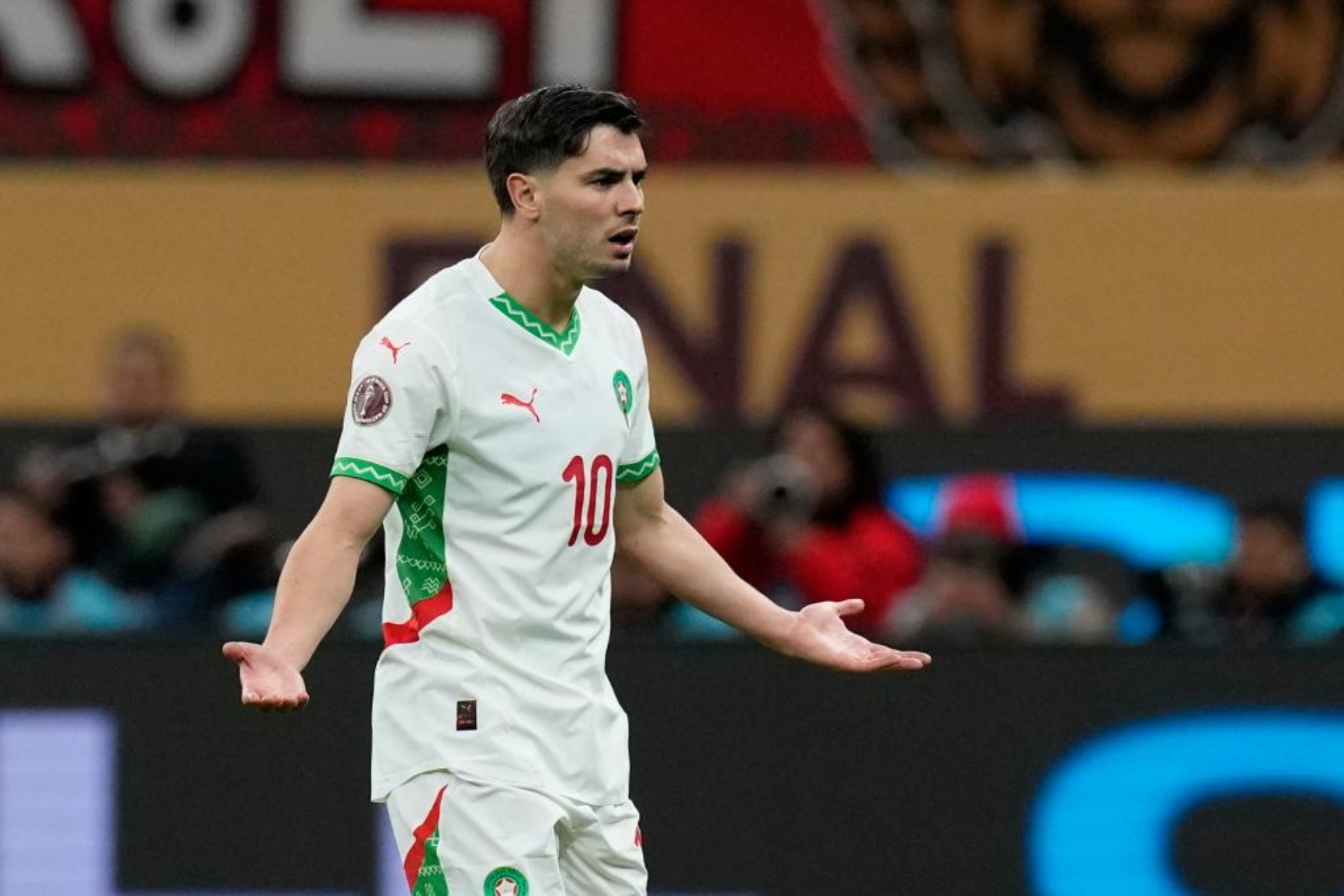 Brahim Díaz pide explicaciones durante la final de la Copa África contra Senegal.