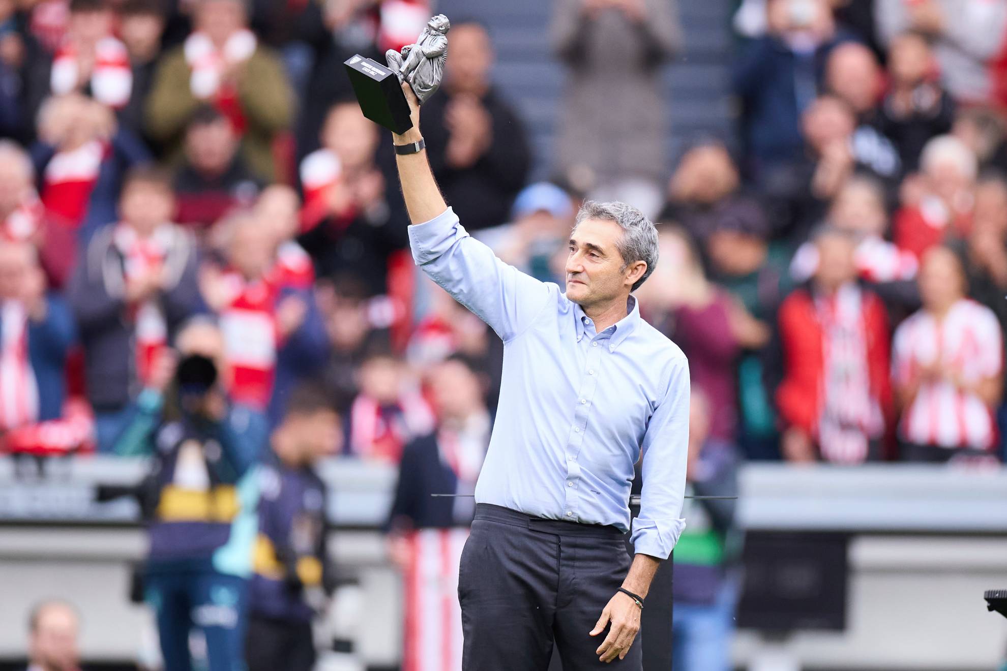 Ernesto Valverde muestra el trofeo que recibió la pasada semana en San Mamés
