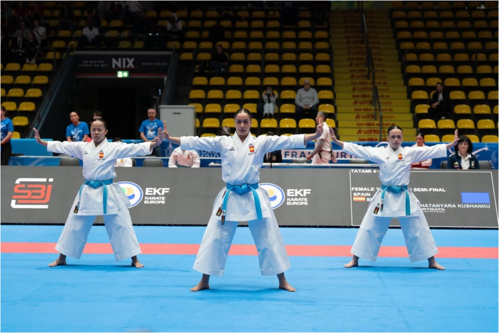 El equipo femenino de katas en el Europeo de Frankfurt.