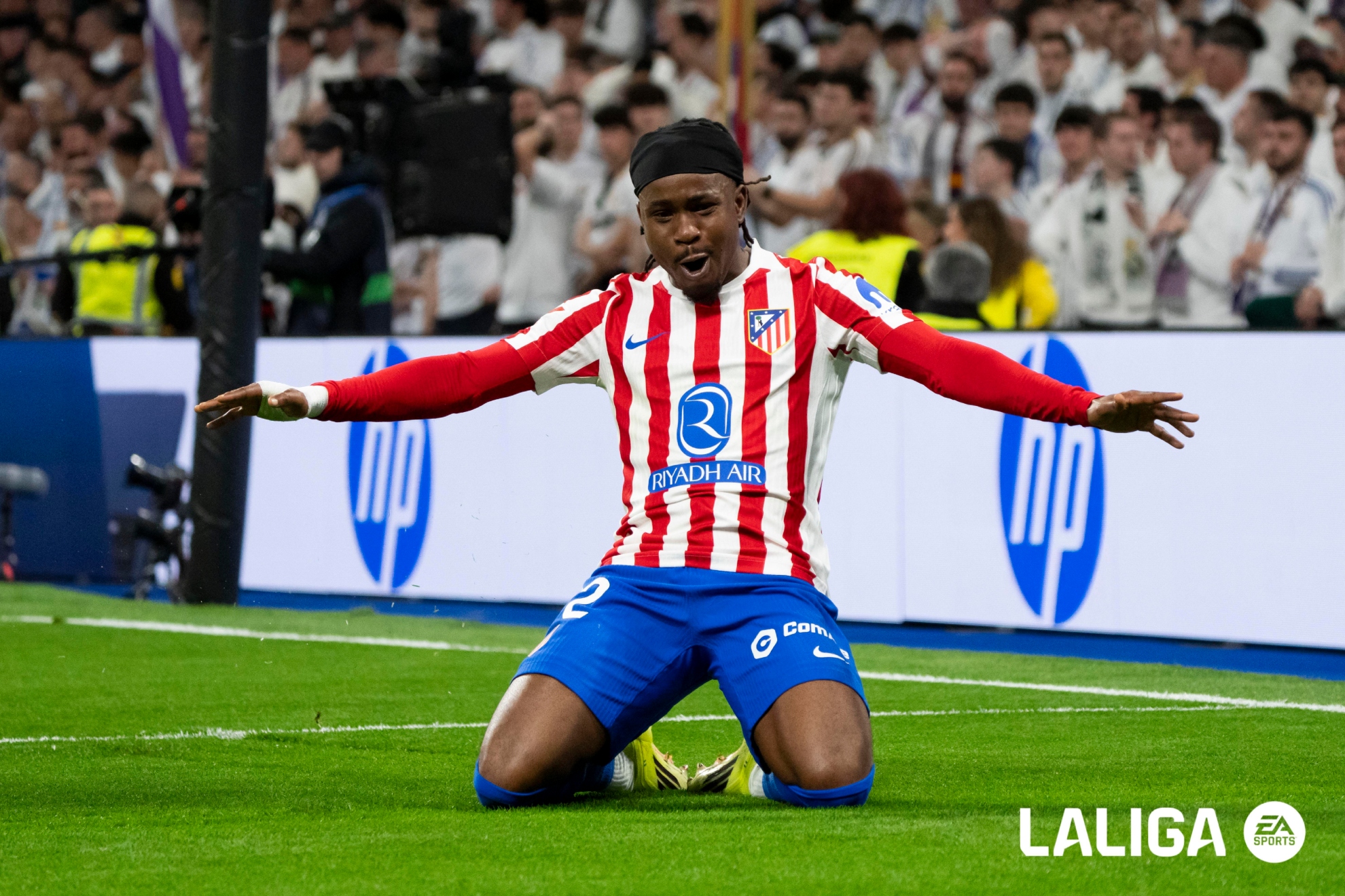 Lookman celebrando un gol esta temporada.