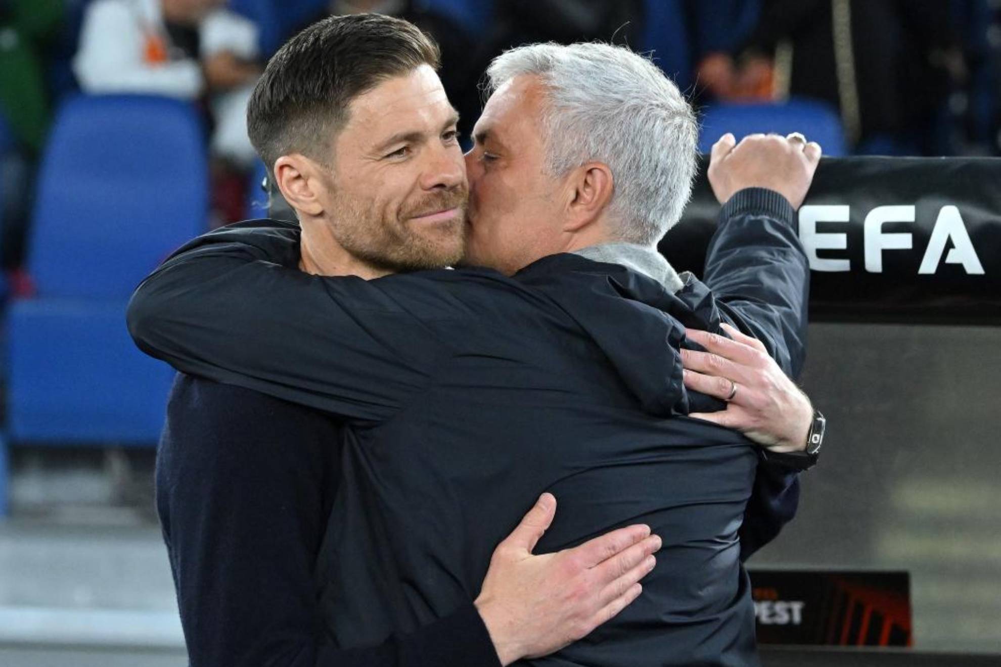 Xabi alonso y Mourinho se saludan en un partido de Europa League entre el Bayer Leverkusen y la Roma en mayo de 2023.