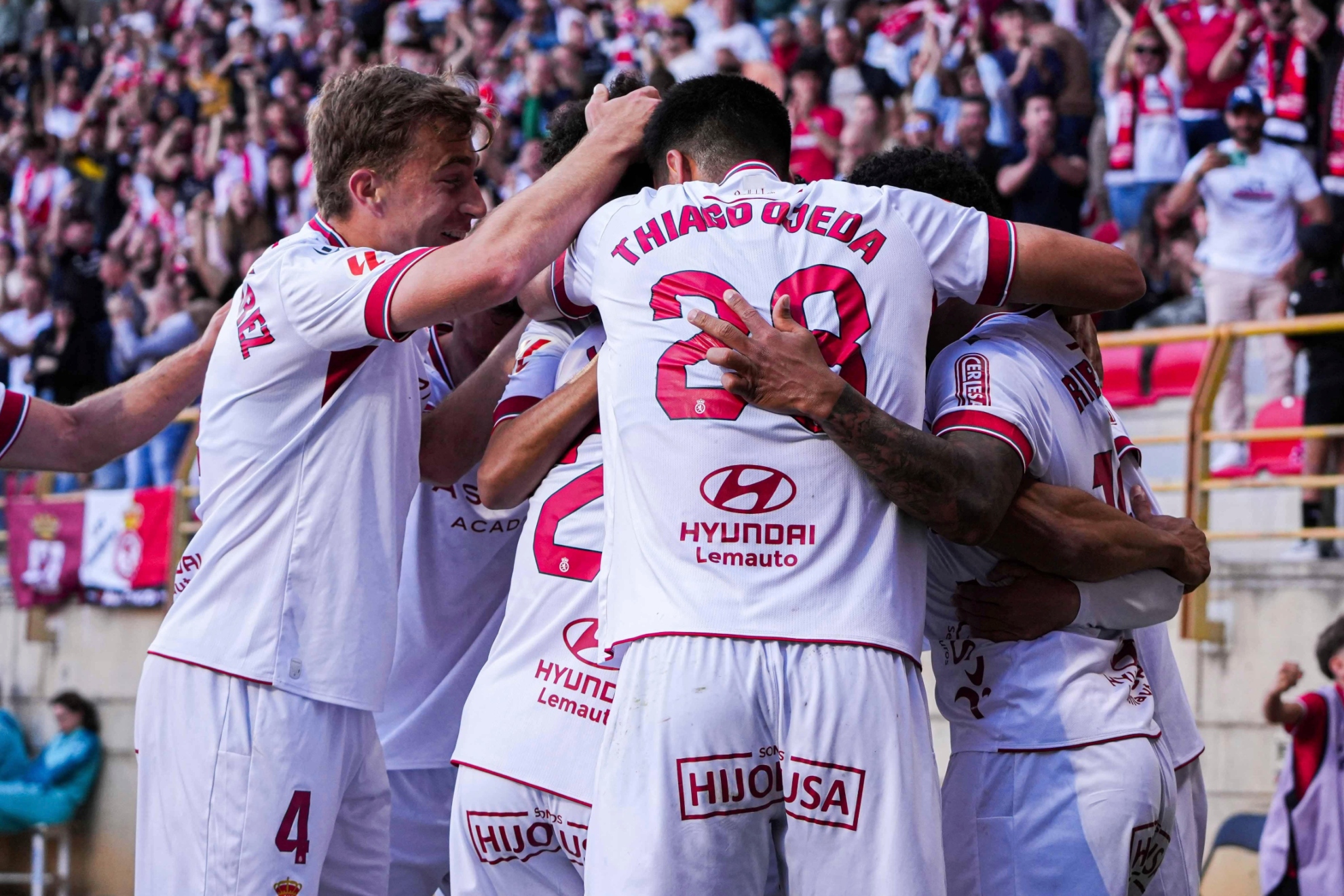 Los jugadores de la Cultural Leonesa celebrando un gol en el partido contra el Eibar.