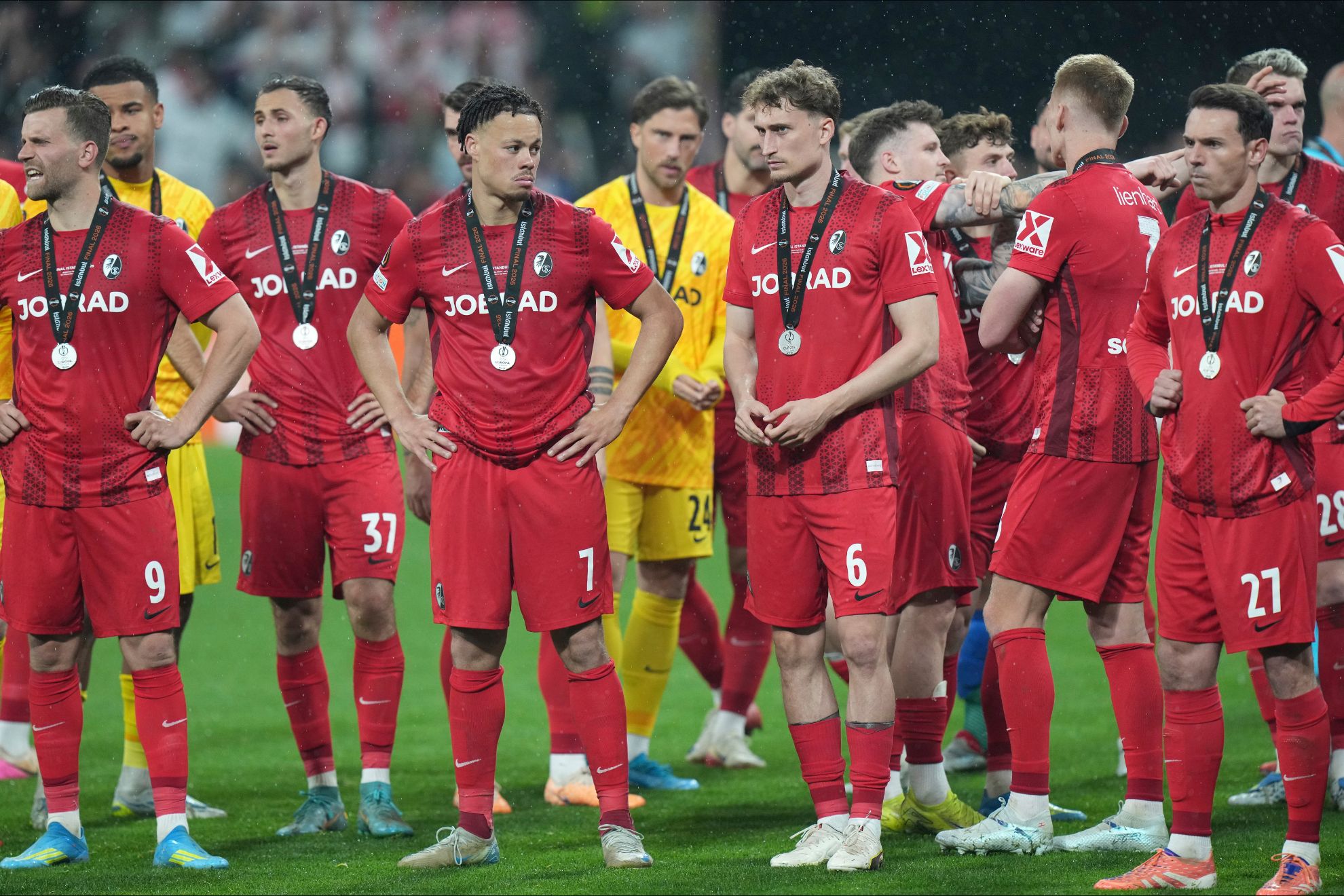 Los jugadores del Friburgo, contrariados tras perder la final de la Europa League