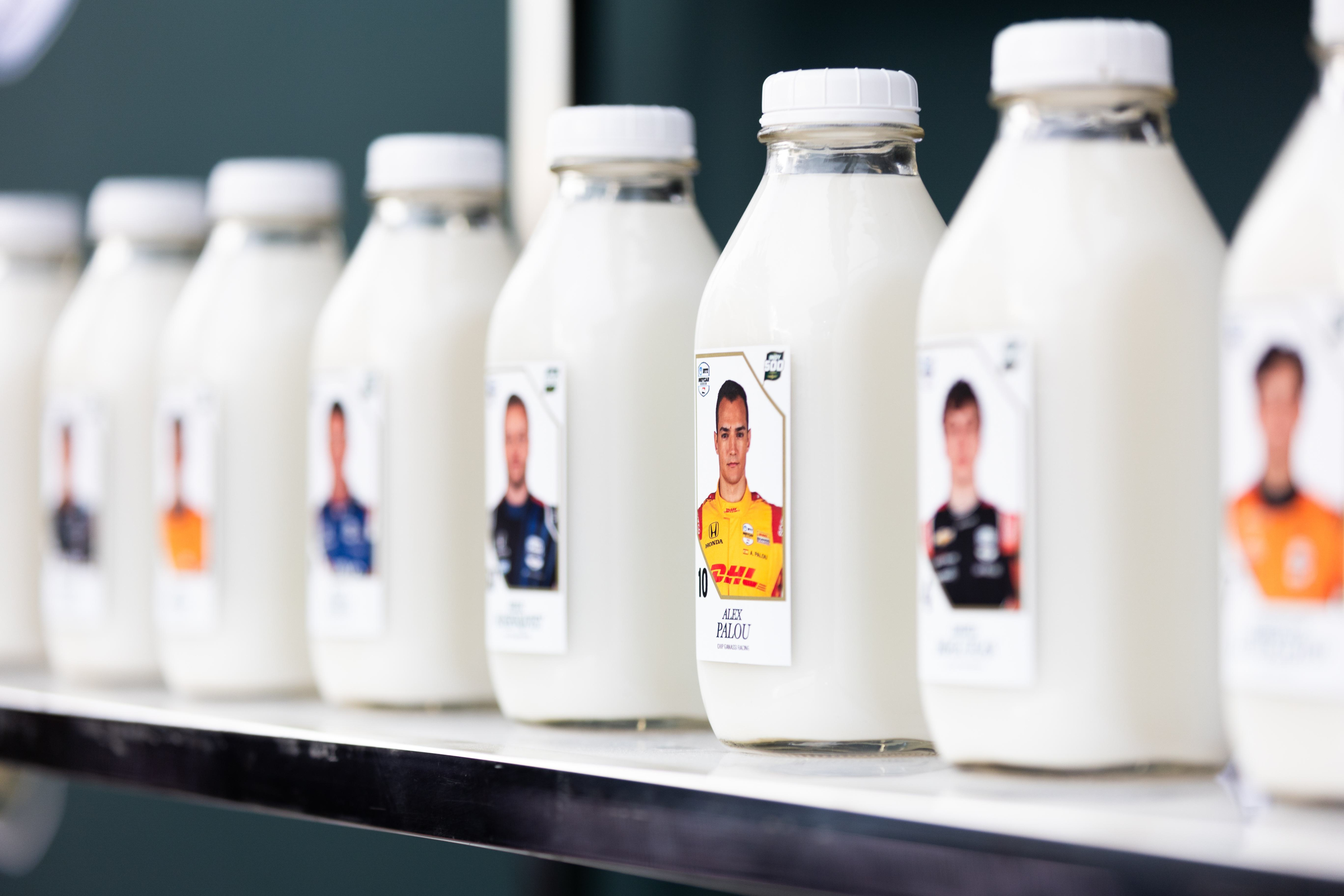 Cada piloto elige el tipo de leche que quiere beber en el Victory Lane de la Indy 500