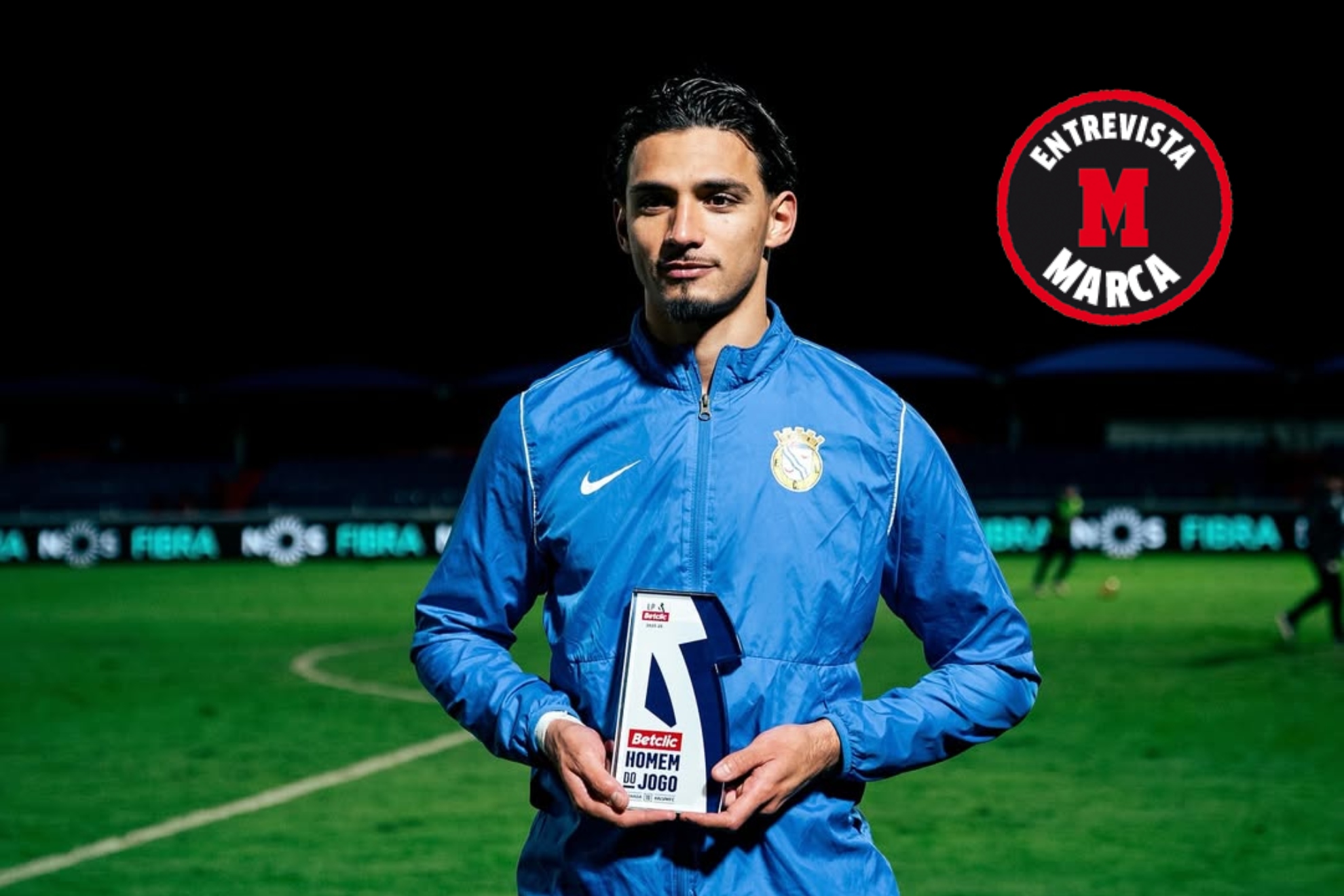 Nabil Touaizi posa con el premio de 'Mejor Jugador' del partido.