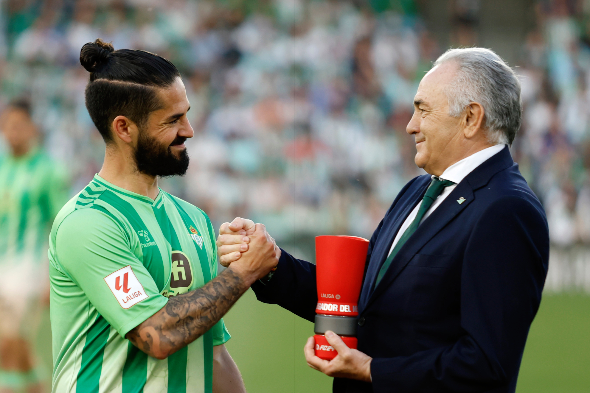 Gordillo entrega a Isco un premio