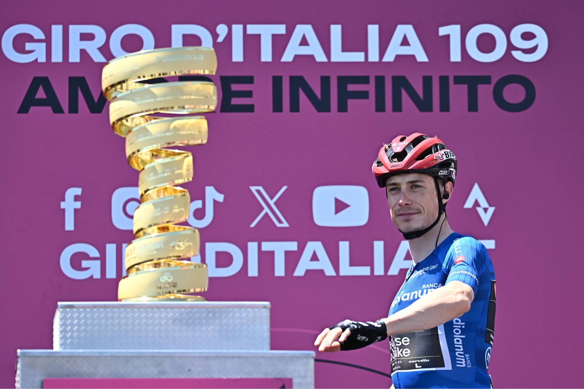 Jonas Vingegaard y el Trofeo Senza Fine.