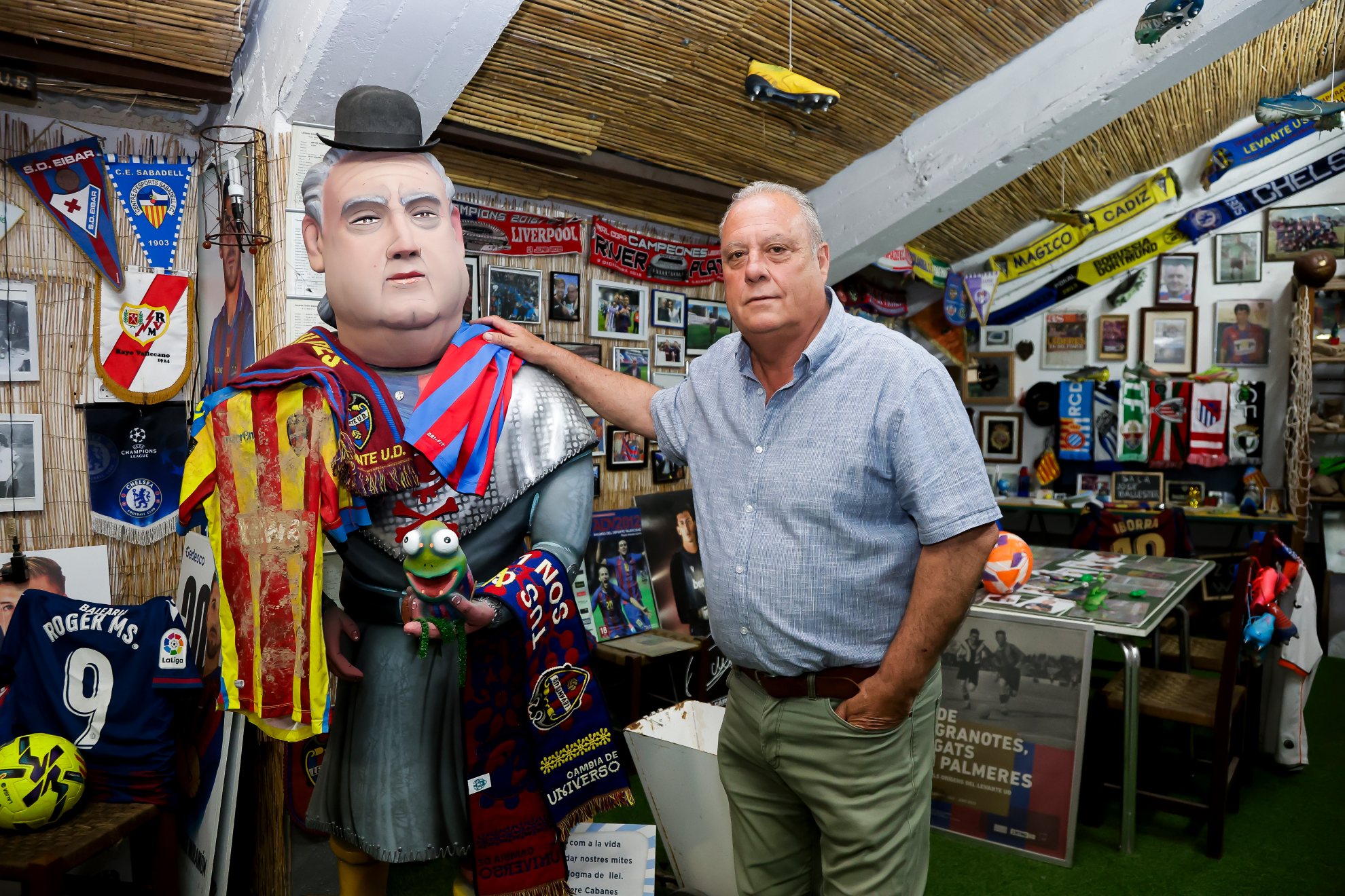 Raimon, en El Raconet, junto a un ninot con bombín de Sabina.