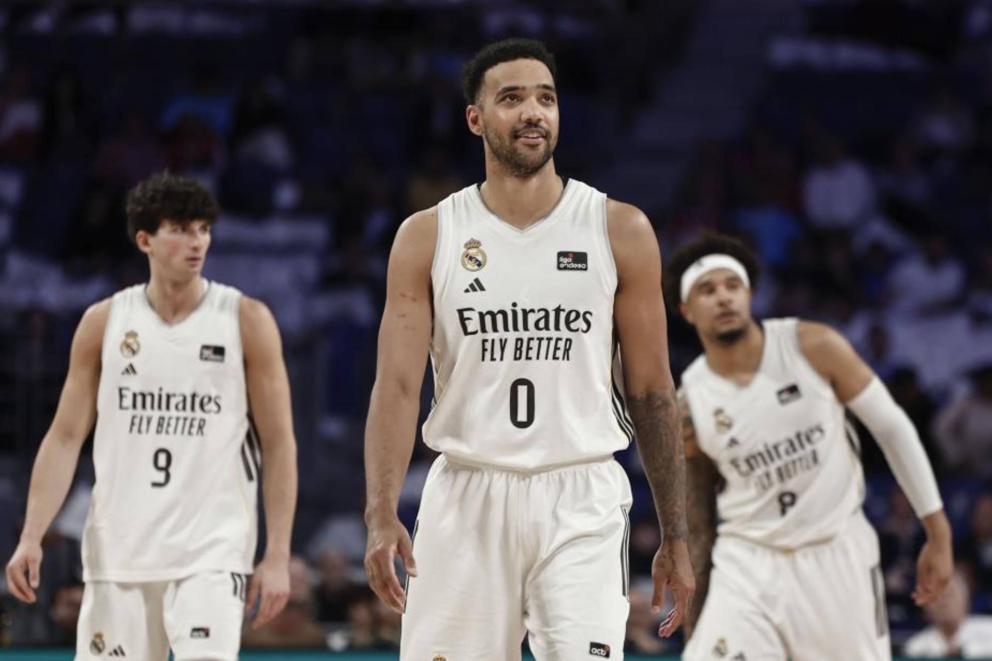 Trey Lyles mira al tendido en un partido de Liga Endesa. Al fondo, Gabriele Procida y Chuma Okeke.