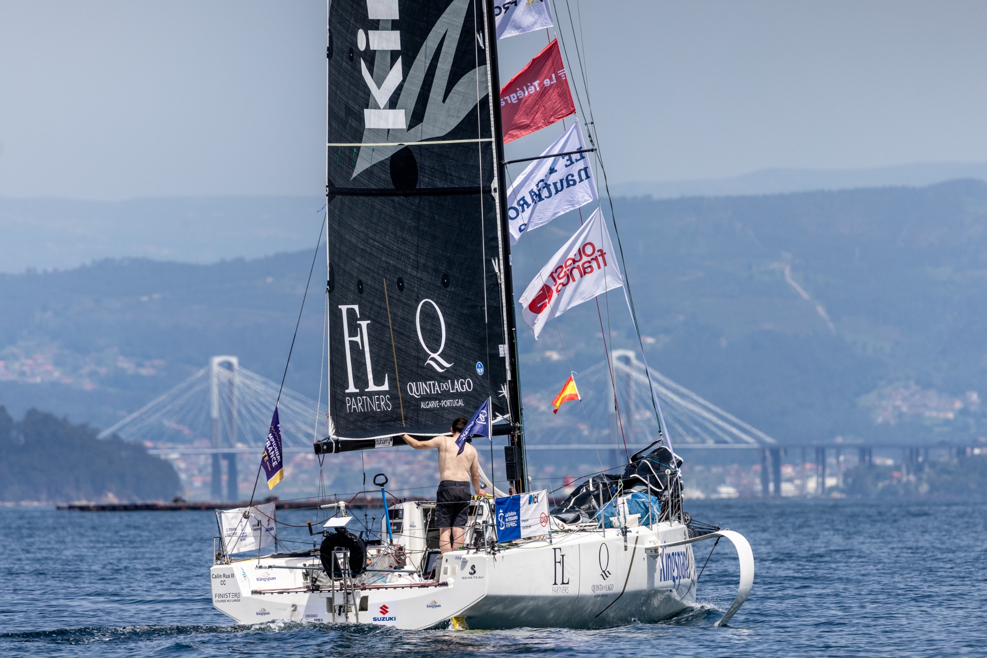 Tom Dolan entrando en la ría de Vigo con el puente de Rande al fondo.