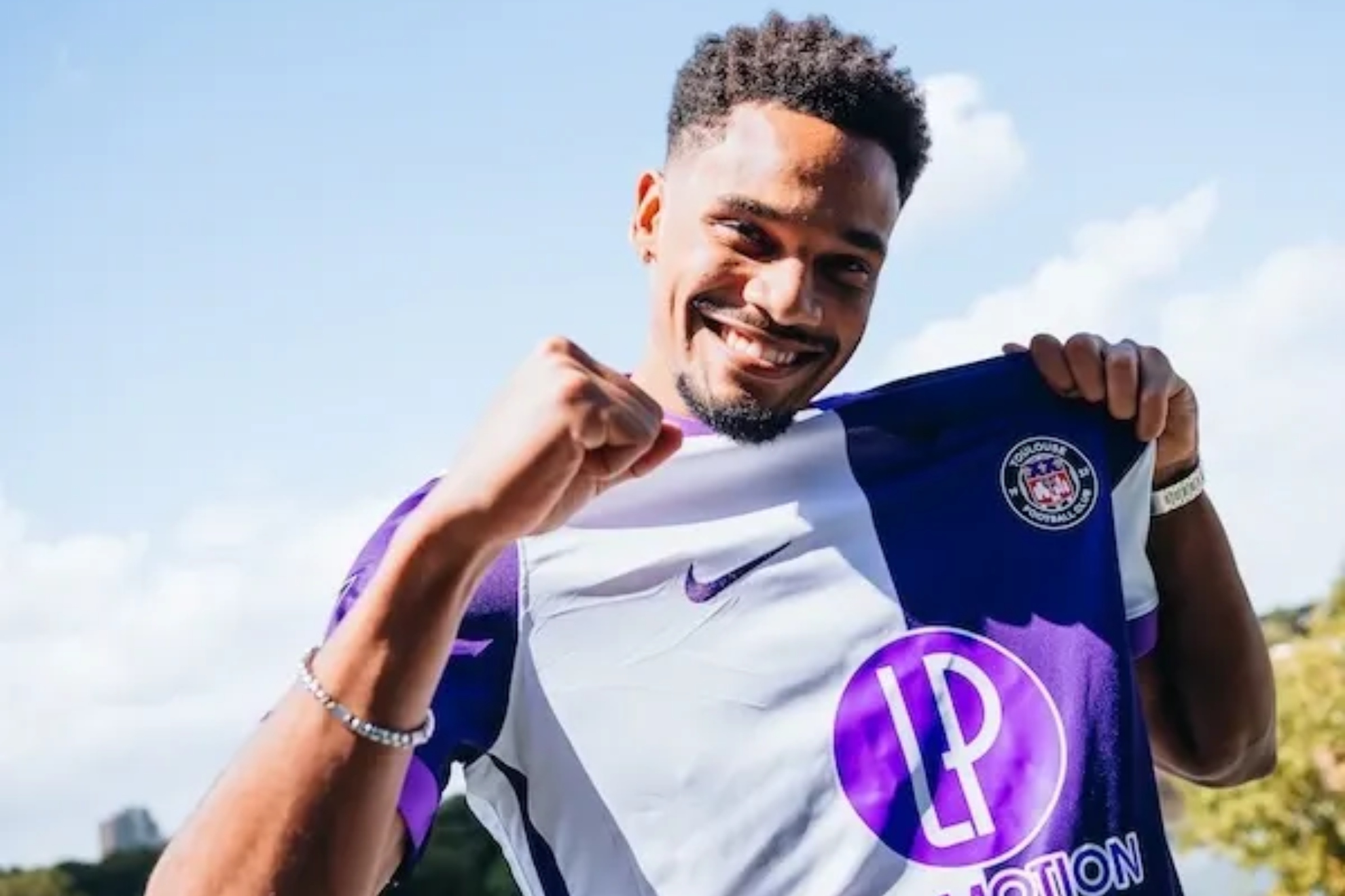 Emersonn Correia posa con una camiseta del Toulouse, su actual club.