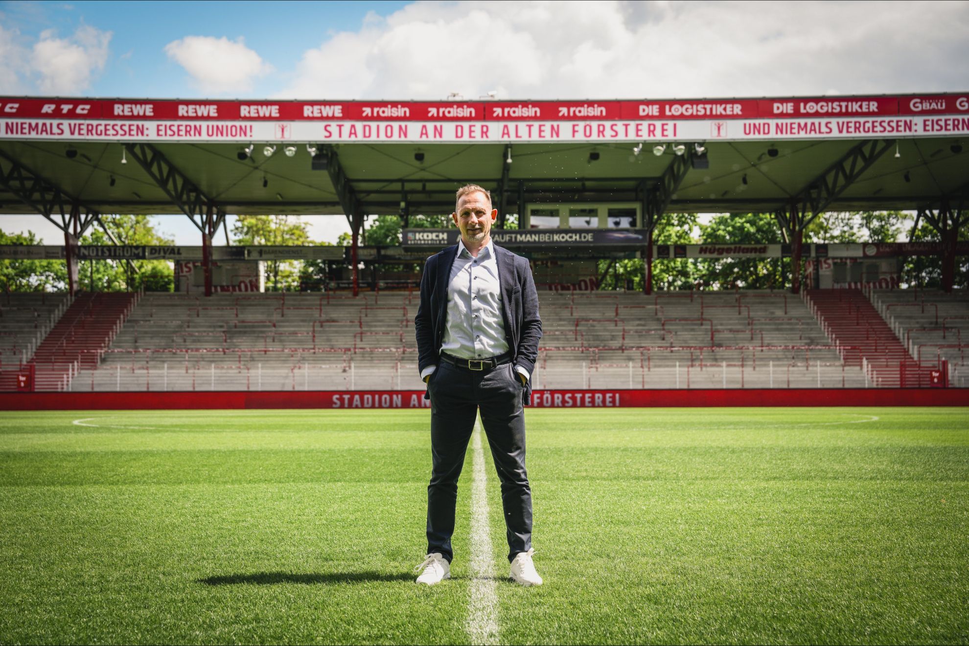 Mauro Lustrinelli posa como nuevo entrenador de Unión Berlín