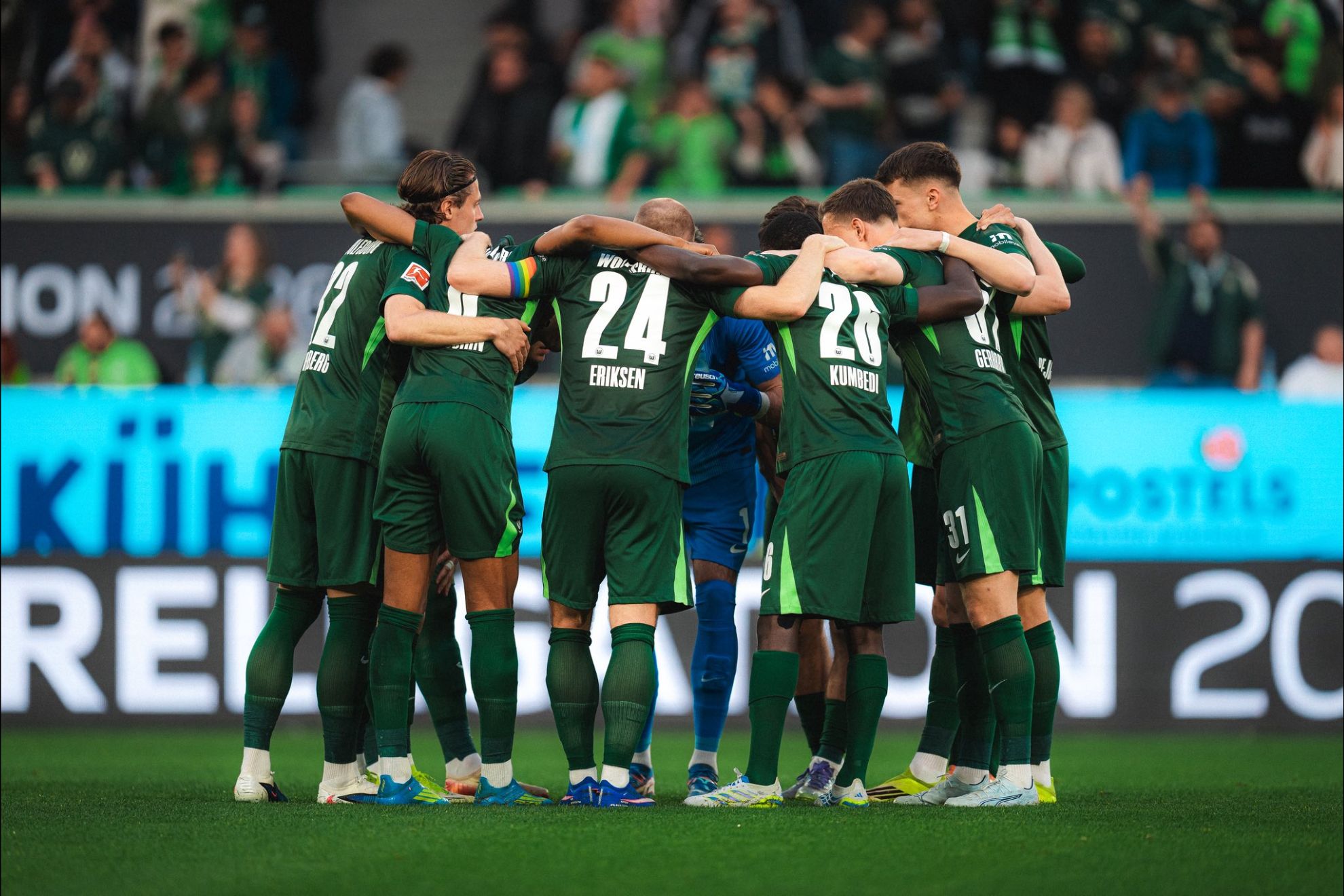 La 'piña' de los jugadores del Wolfsburgo antes del partido
