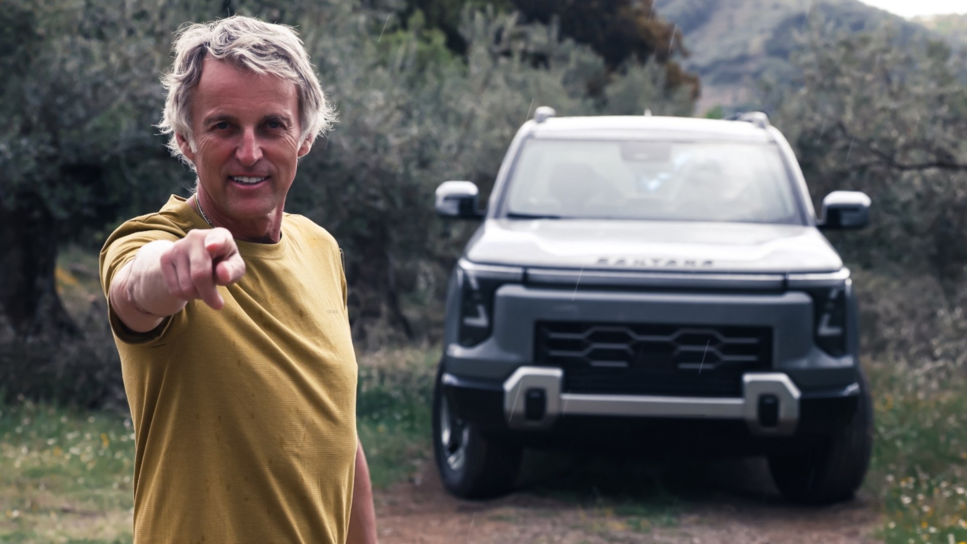 El presentador y aventurero leonés será la nueva cara de Santana Motor -el equipo con el que disputó el pasado Dakar- cuando apenas quedan unos días para comenzar las primeras entregas de los nuevos coches de la marca epañola.