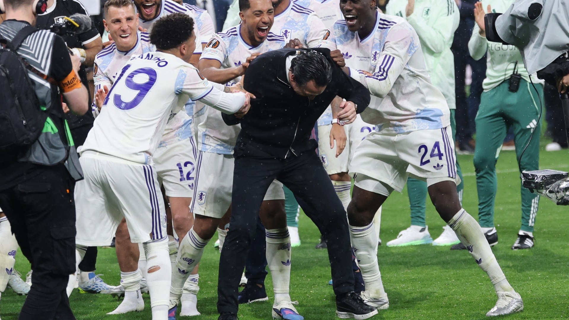 El técnico vasco fue uno más en la celebración del Aston Villa