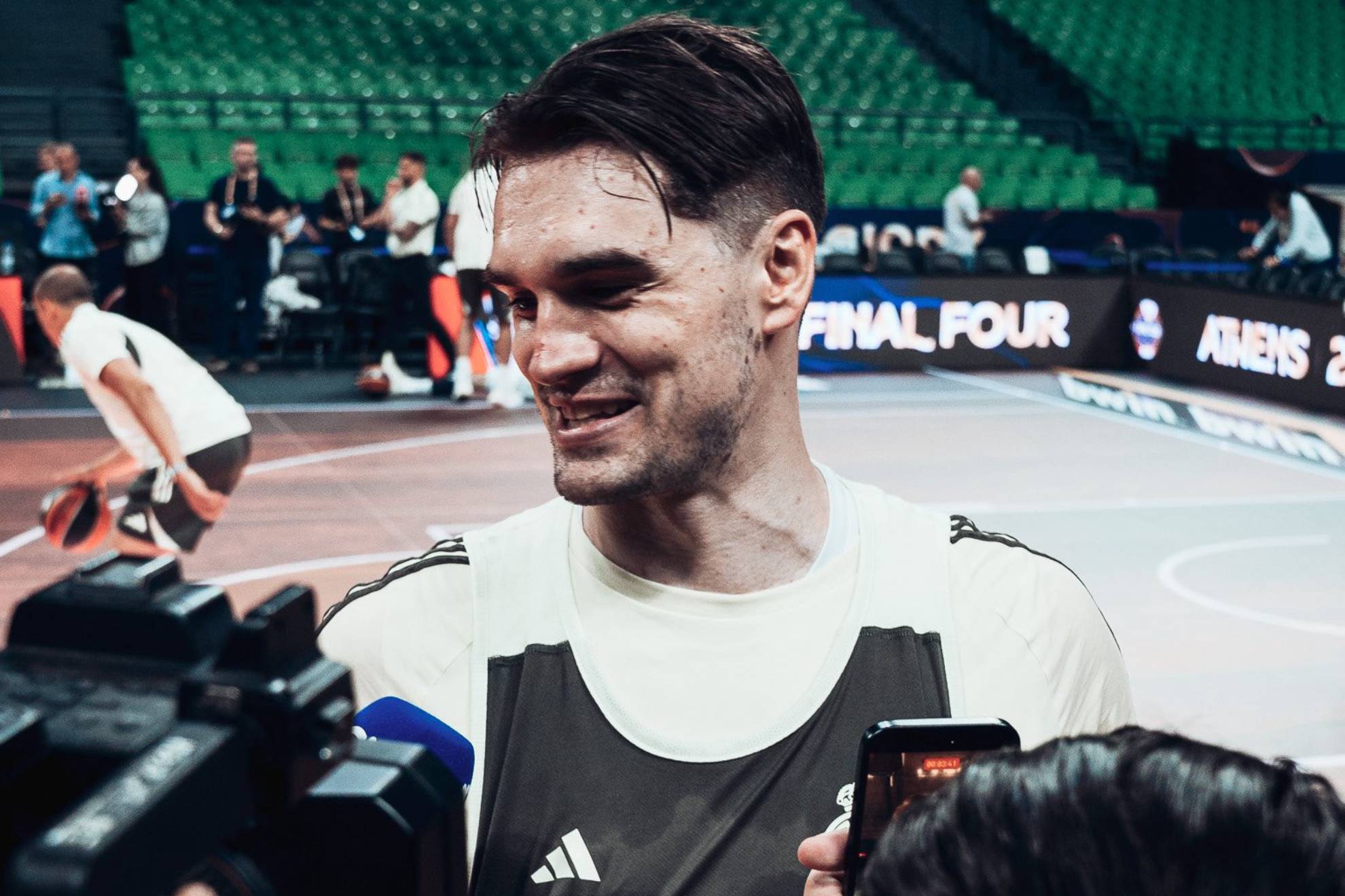 Mario Hezonja atiende a los medios en el OAKA.