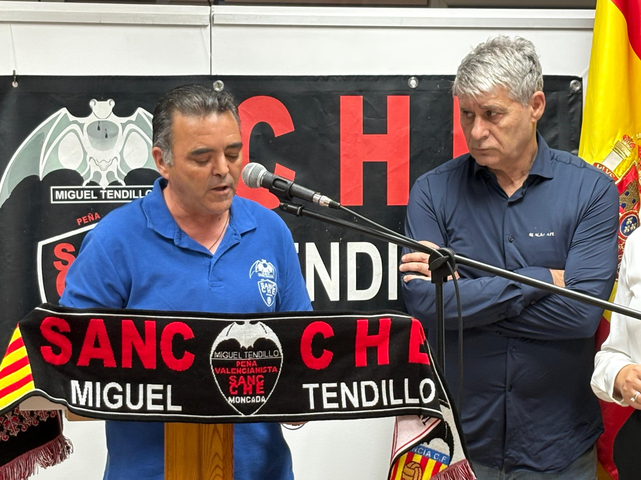 Tendillo escucha la intervención de Chema Campos.