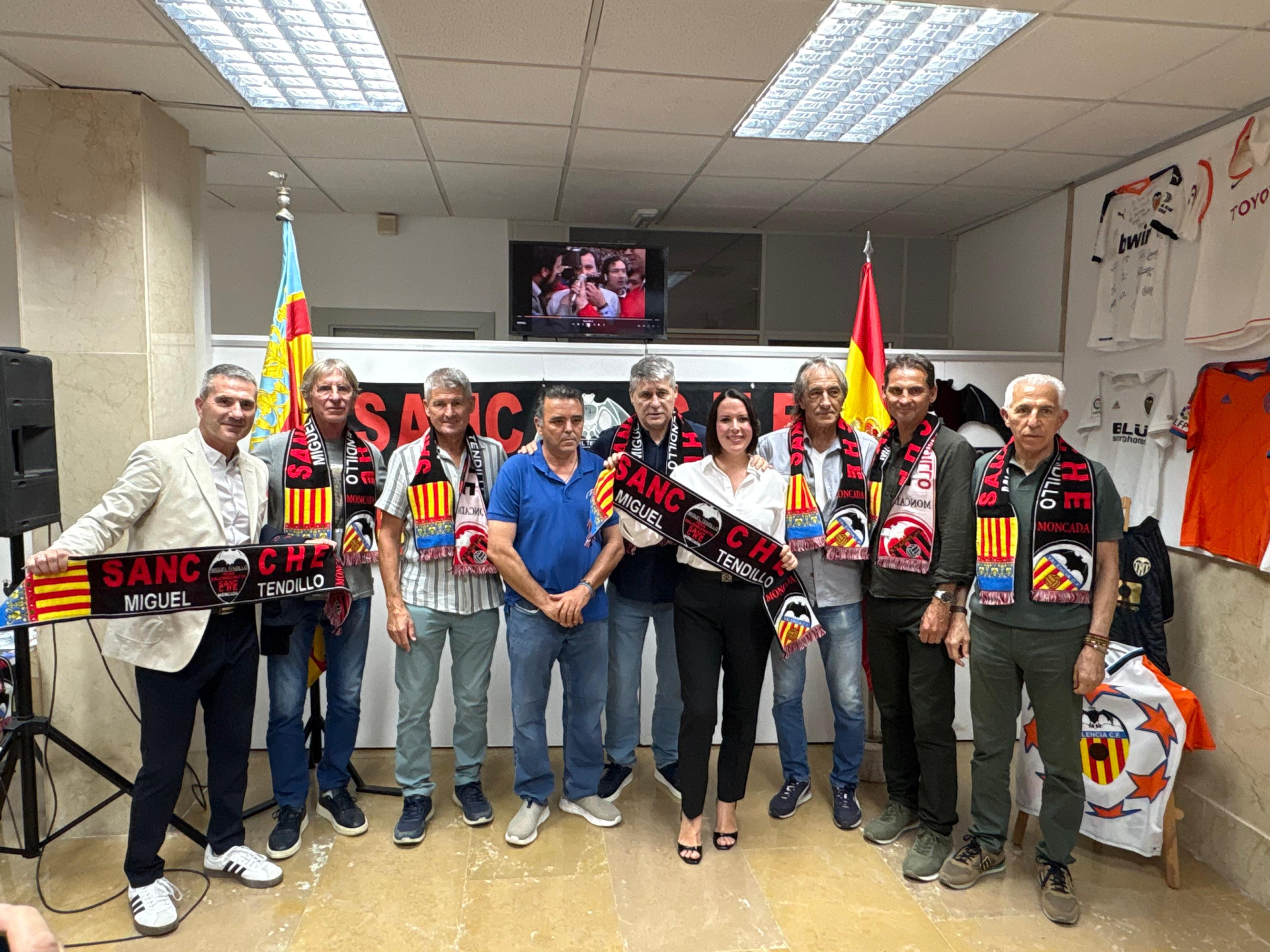 Foto de familia al finalizar el acto inaugural de la exposición Tendillo.