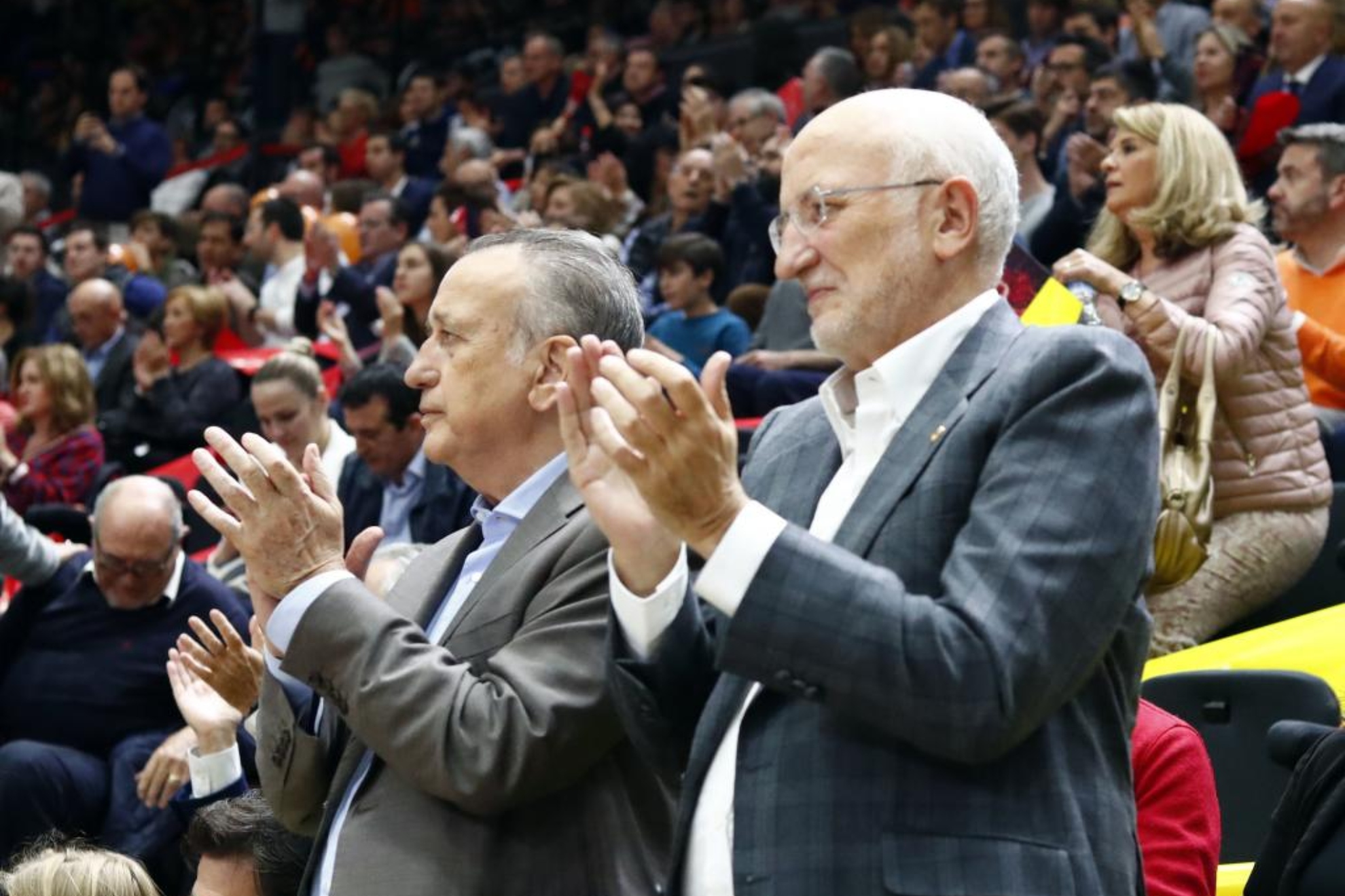 Fernando y Juan Roig en un partido del Valencia Basket.