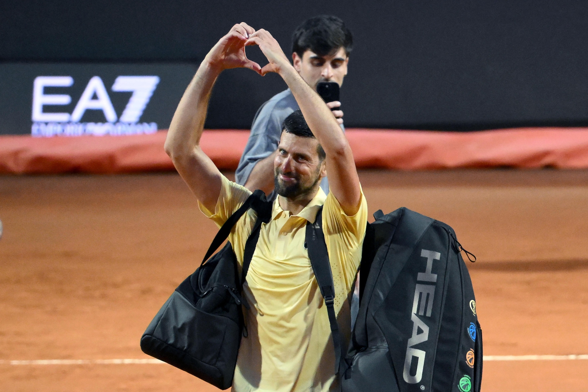 Djokovic dibuja un corazón con las manos.