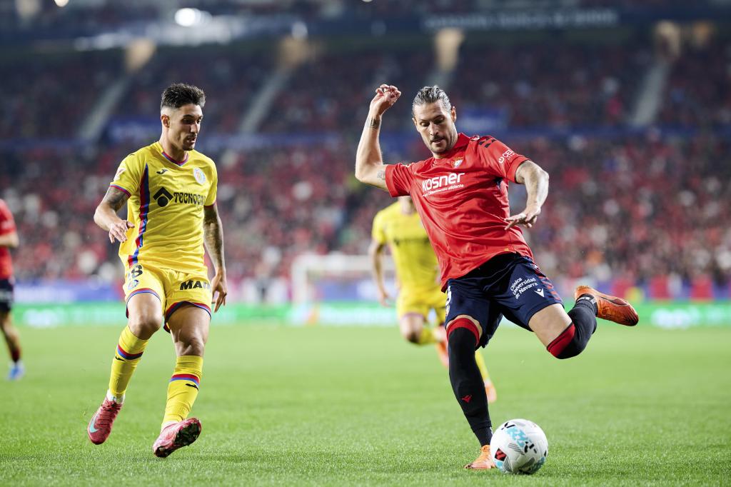 Juan Cruz y Álex Sancris durante el partido de Osasuna 2-1 Getafe