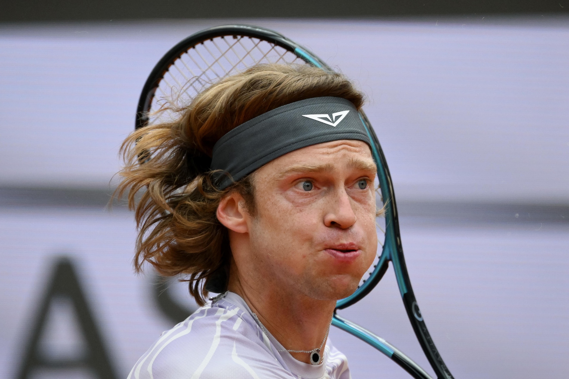 Rublev mira a la pelota.