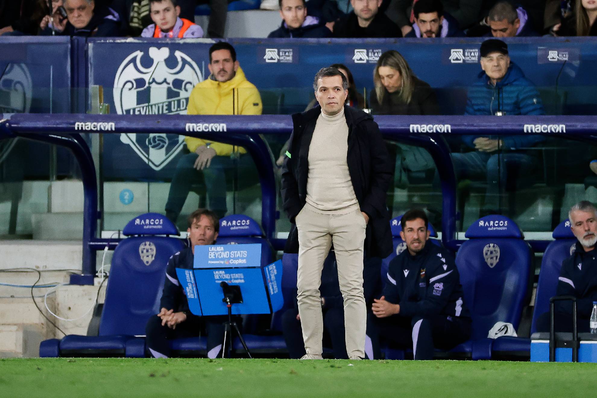 Luís Castro en un partido con el Levante