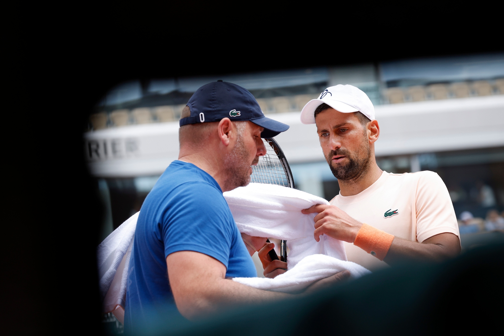 Djokovic junto a su fisioterapeuta.