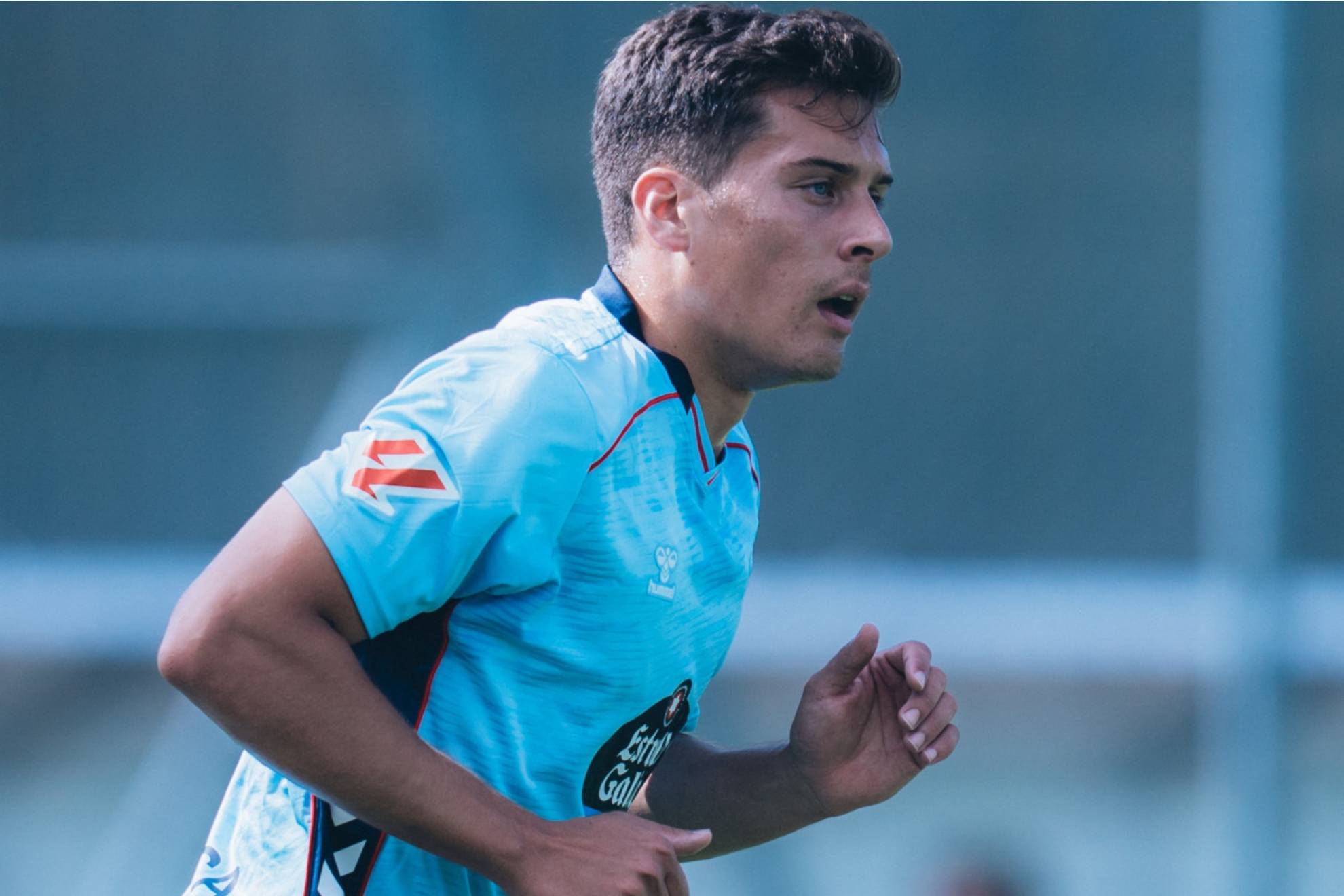 Manu Fernández trotando sobre el césped