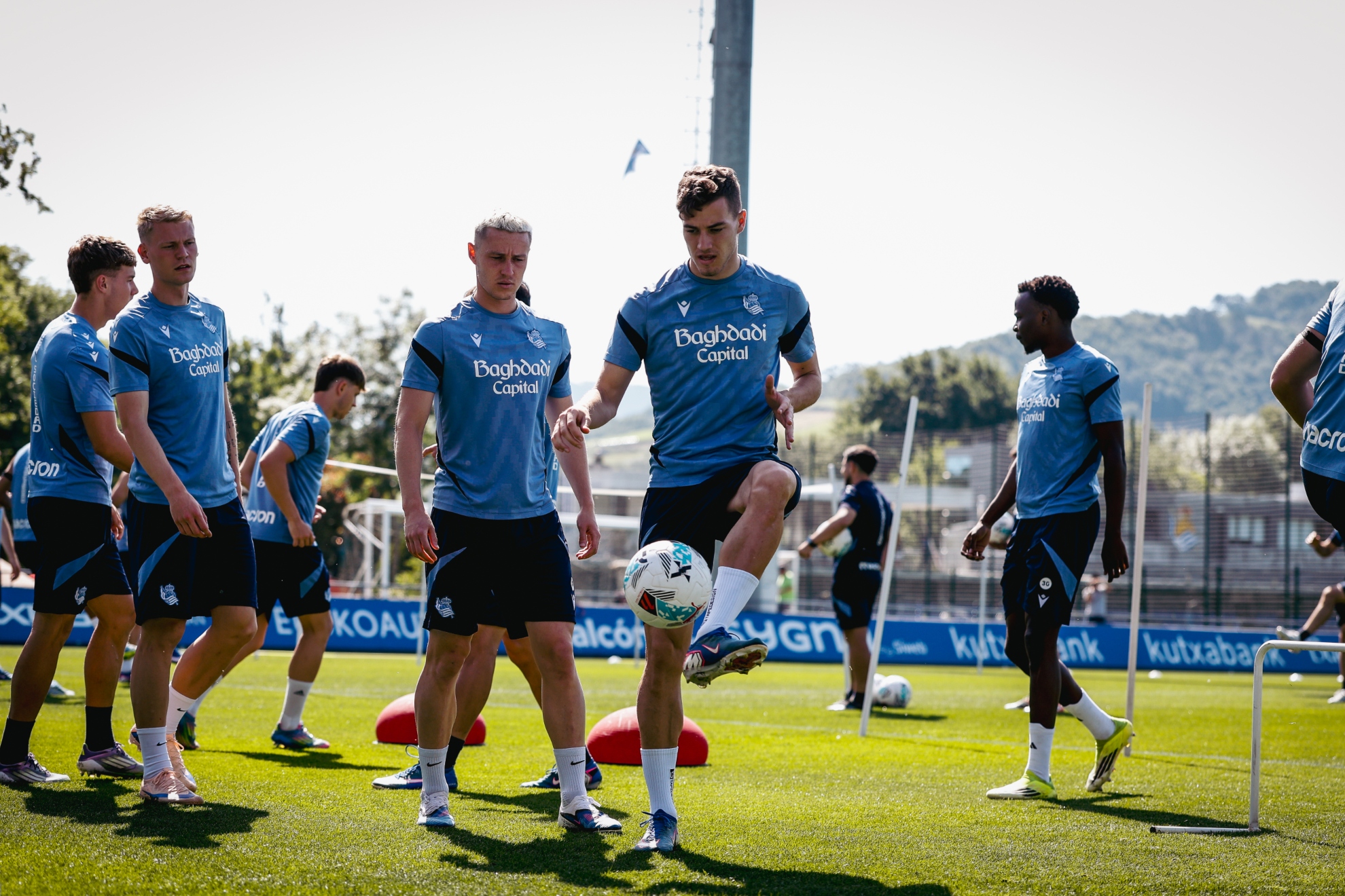 Varios futbolistas de la Real, en el último entrenamiento del curso en Zubieta.&nbsp;