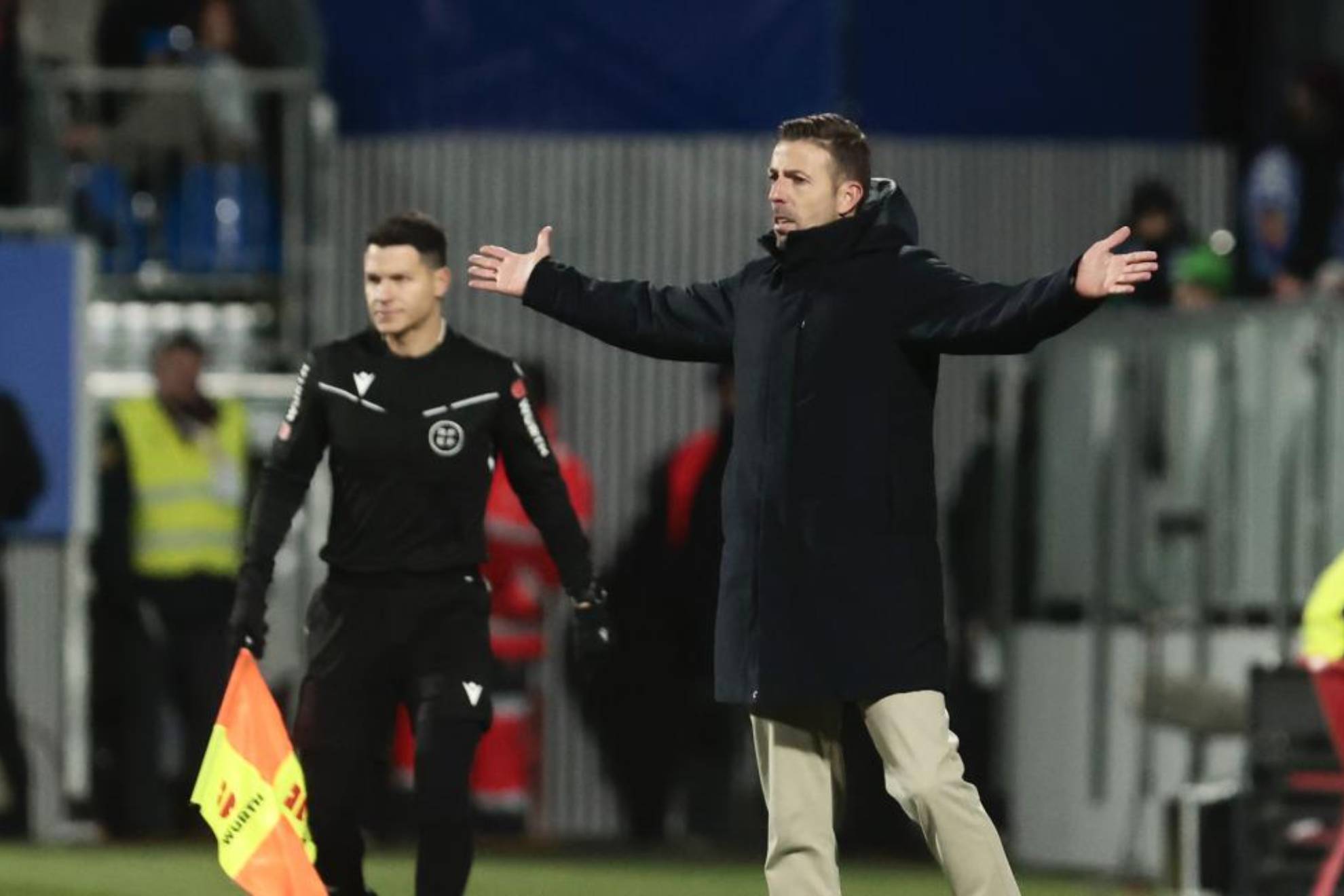 Luis García dirigiendo a su equipo