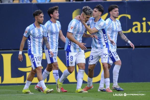 Los jugadores del Málaga celebran uno de sus goles ante el Cádiz.