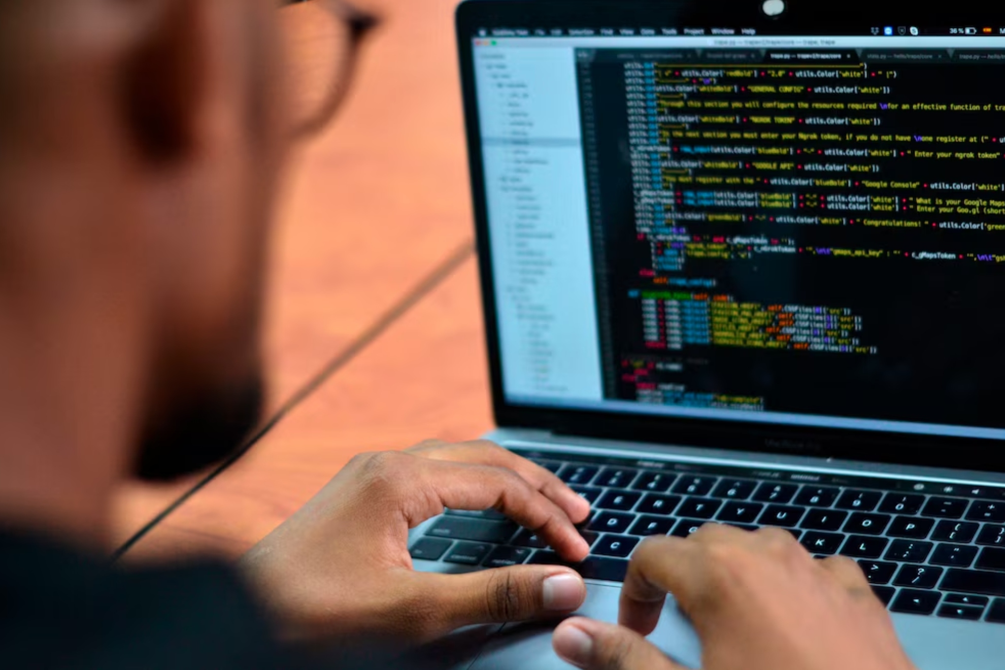 José Javier Pastor, especialista en ciberseguridad, comparte la herramienta que hackea cualquier página web desactualizada