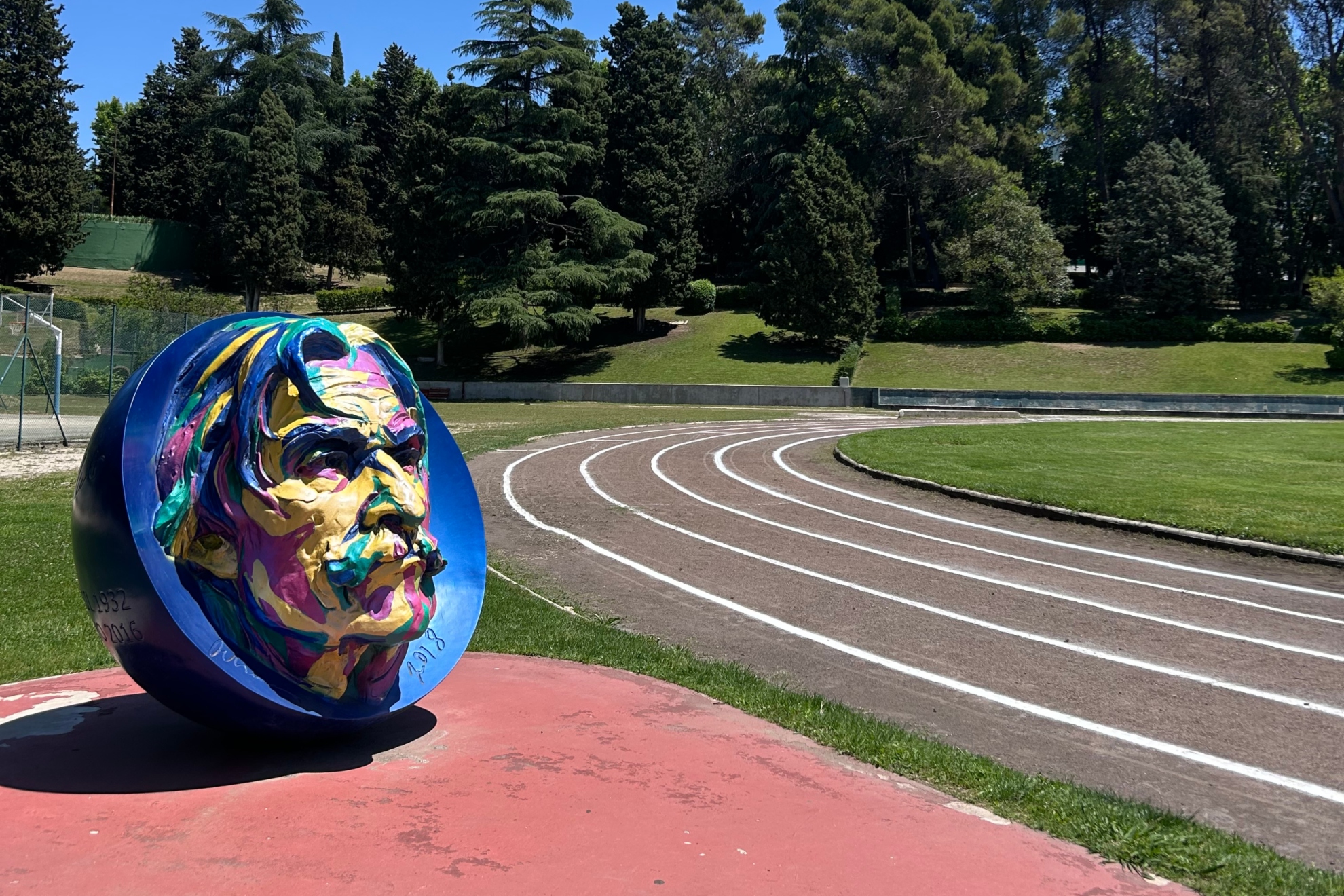 Monumento a Miguel de la Quadra-Salcedo, al borde de la Pista de Ceniza de la Complutense