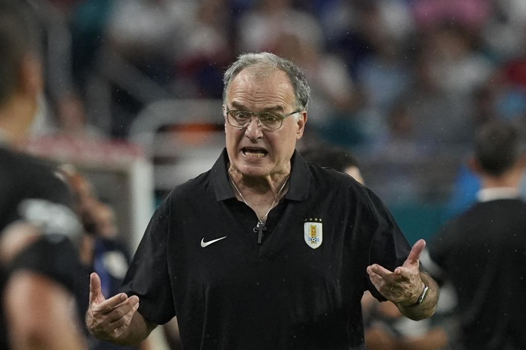 Marcelo Bielsa dirigiendo a la selección uruguaya