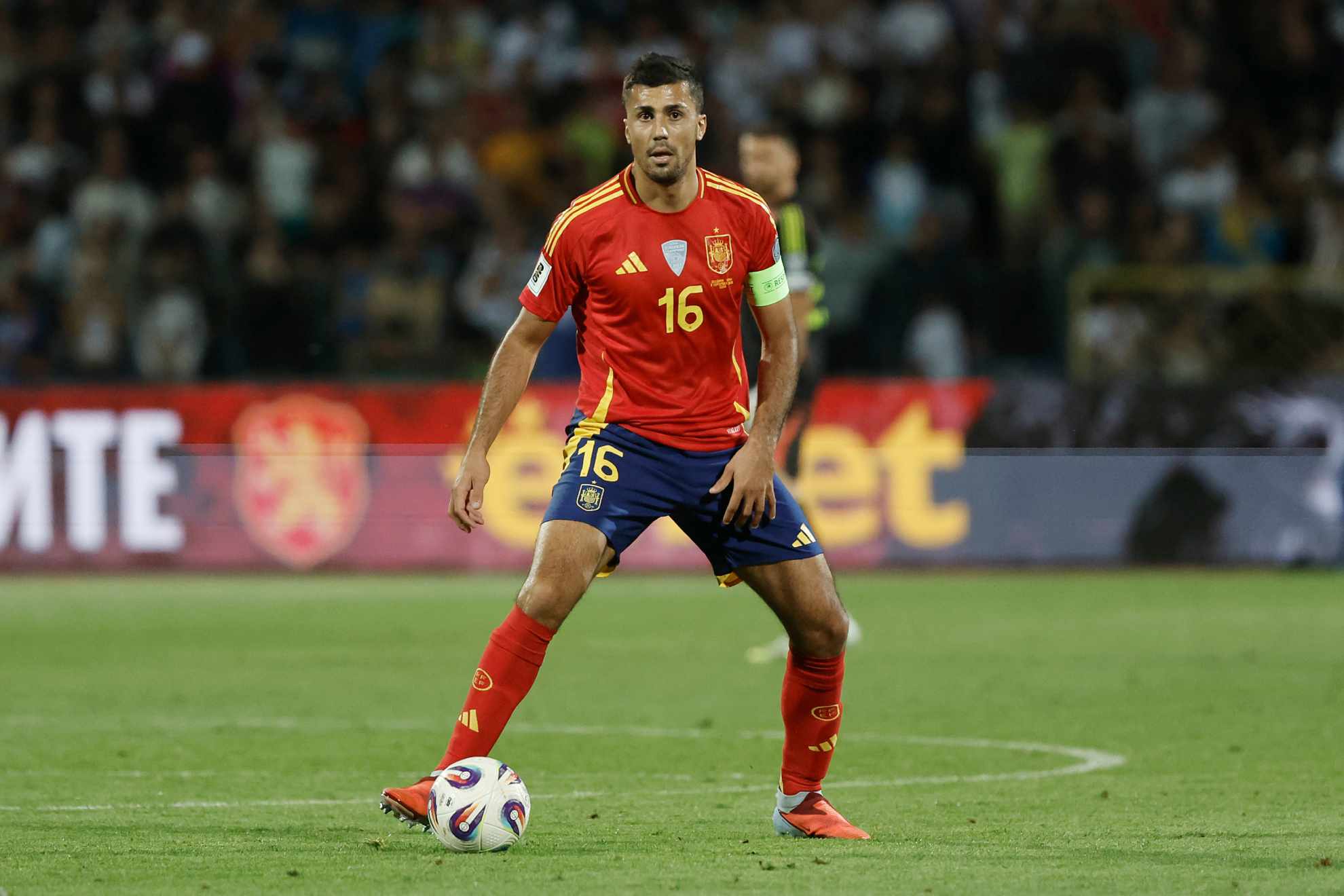 Rodri, con el brazalete de capitán durante un partido de la selección.