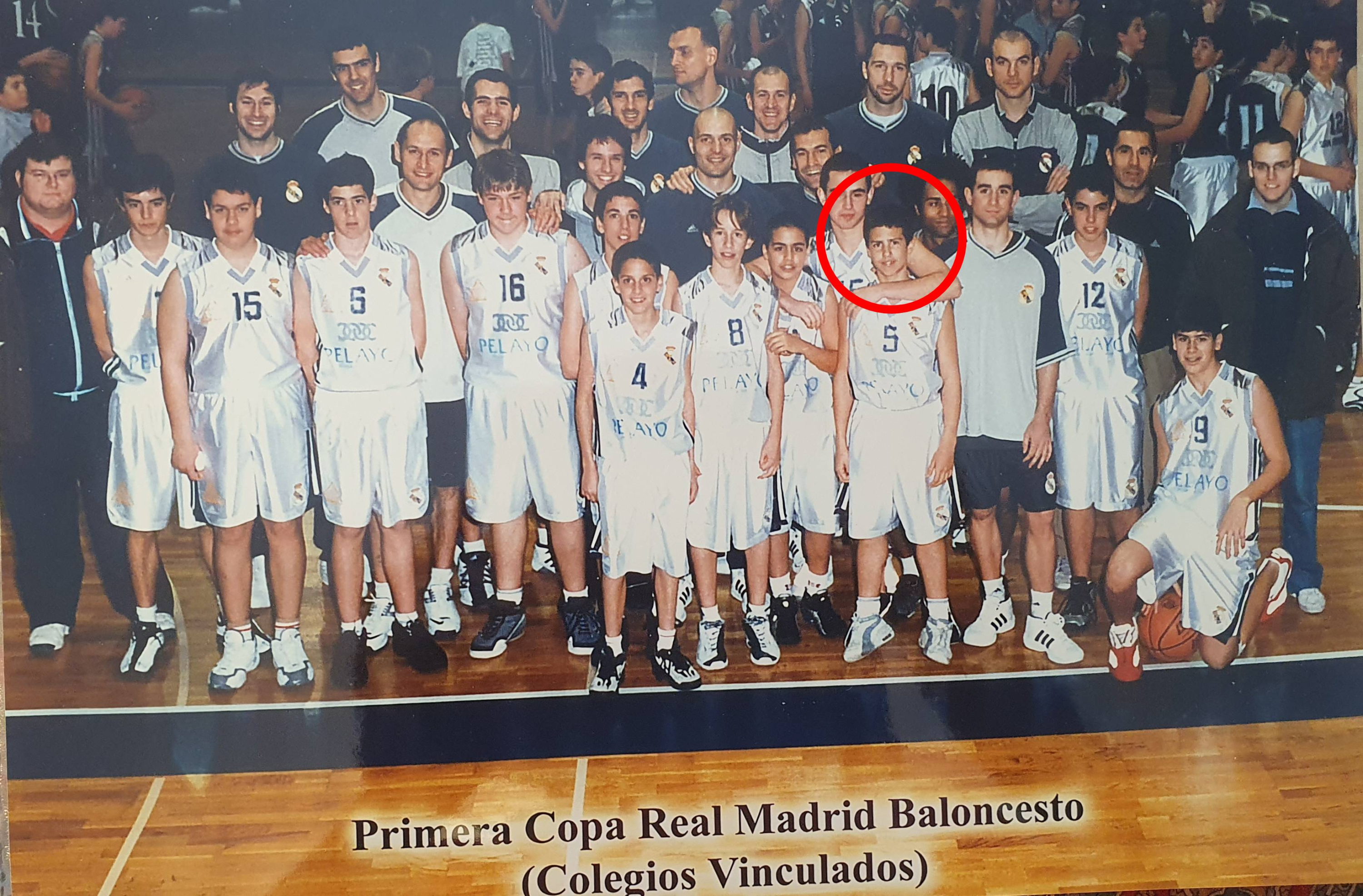 Alejandro Merino, red circle, with his teammates in the First Real Madrid Basketball Cup and the Madrid first team.