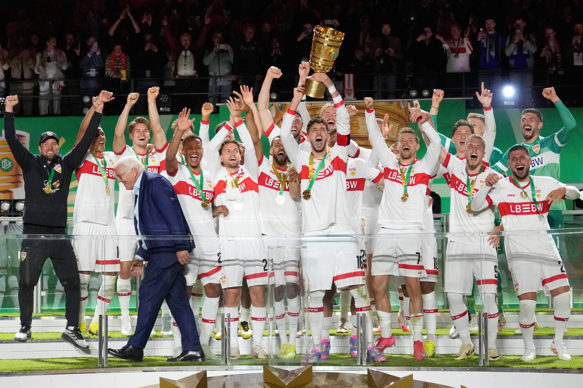 Futbolistas del Stuttgart levantando la DFB-Pokal 2025