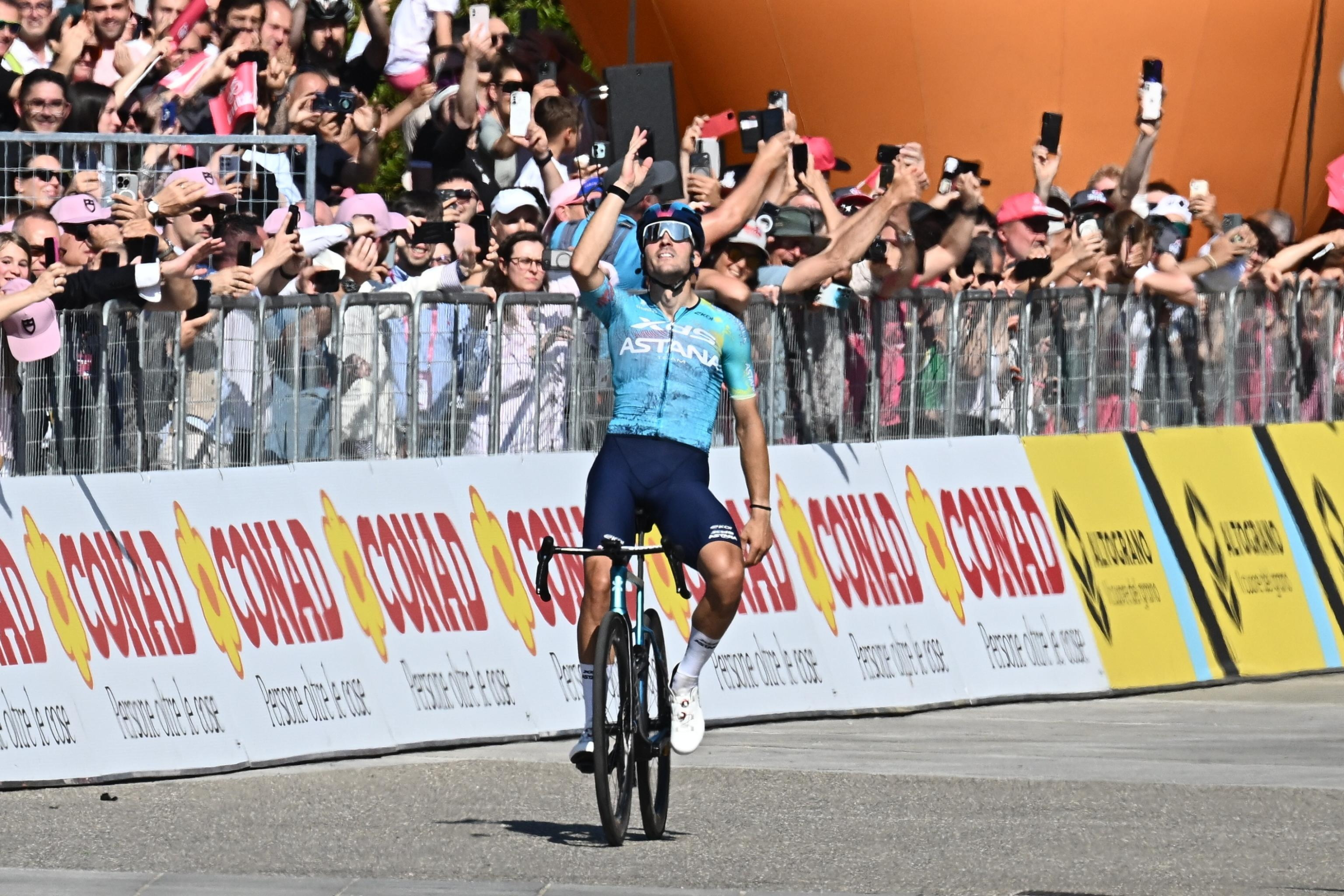 Alberto Bettiol celebra la victoria en el Giro de Italia.