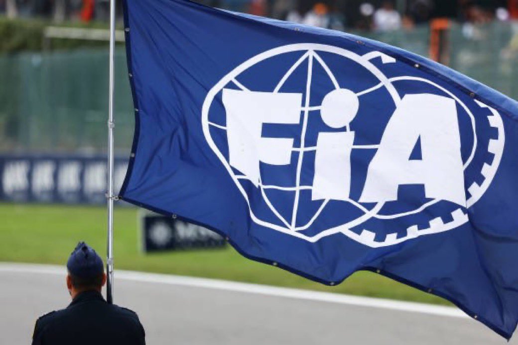 Bandera de la FIA en una parrilla de salida.
