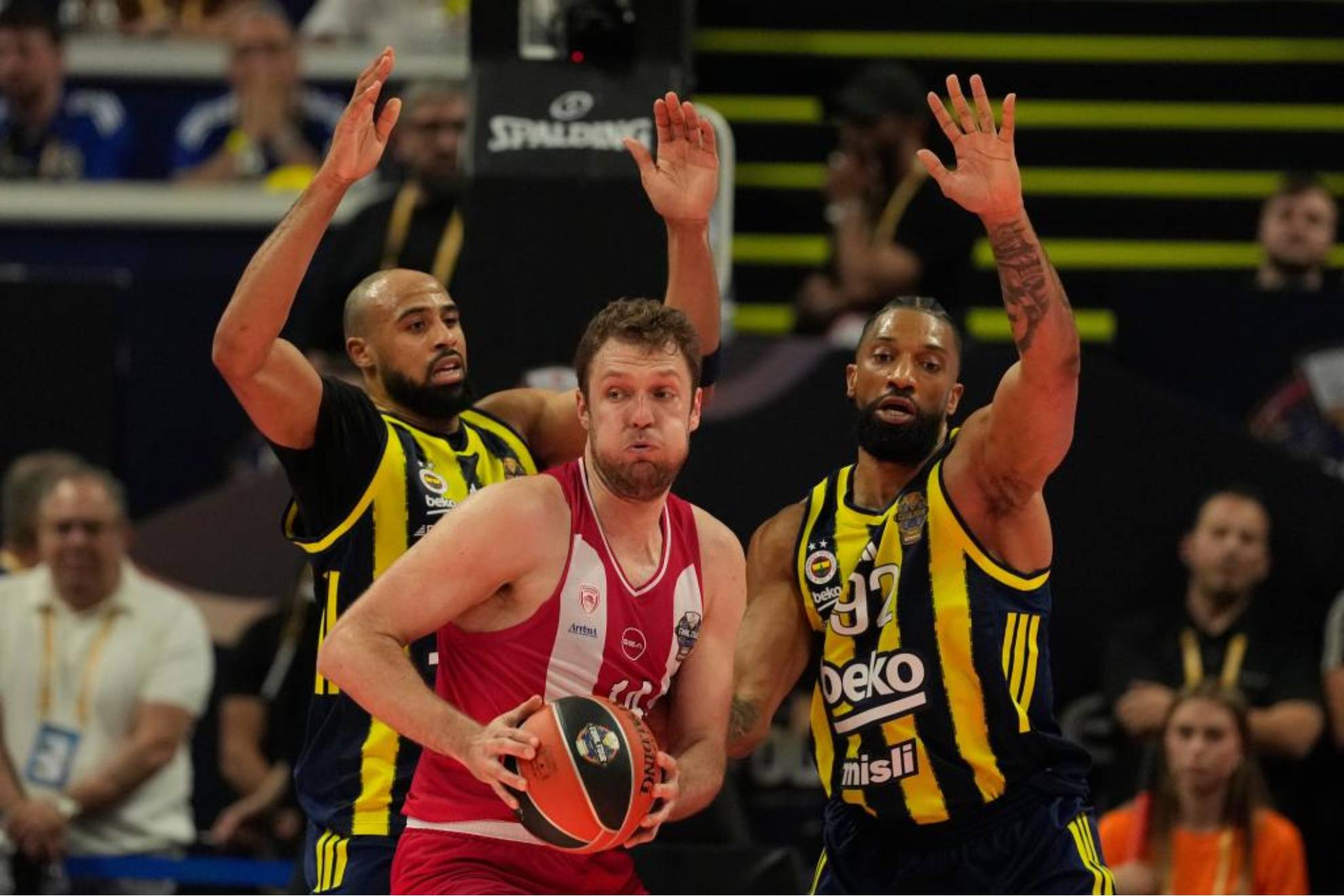 Sasha Vezenkov, acosado por la defensa de Talen Horton Tucker y Kem Birch.