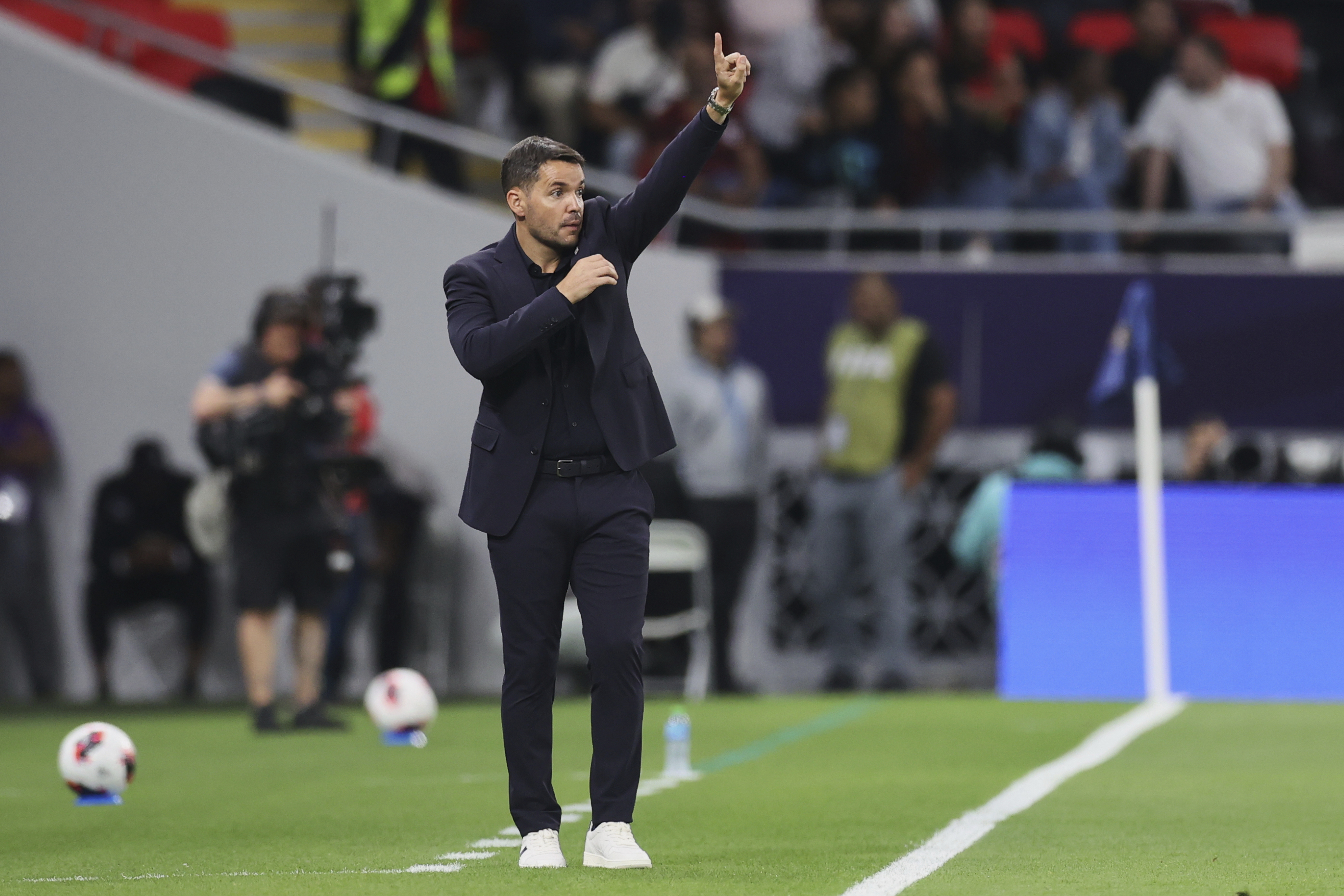 Nicolás Larcamón dirigiendo al Cruz Azul