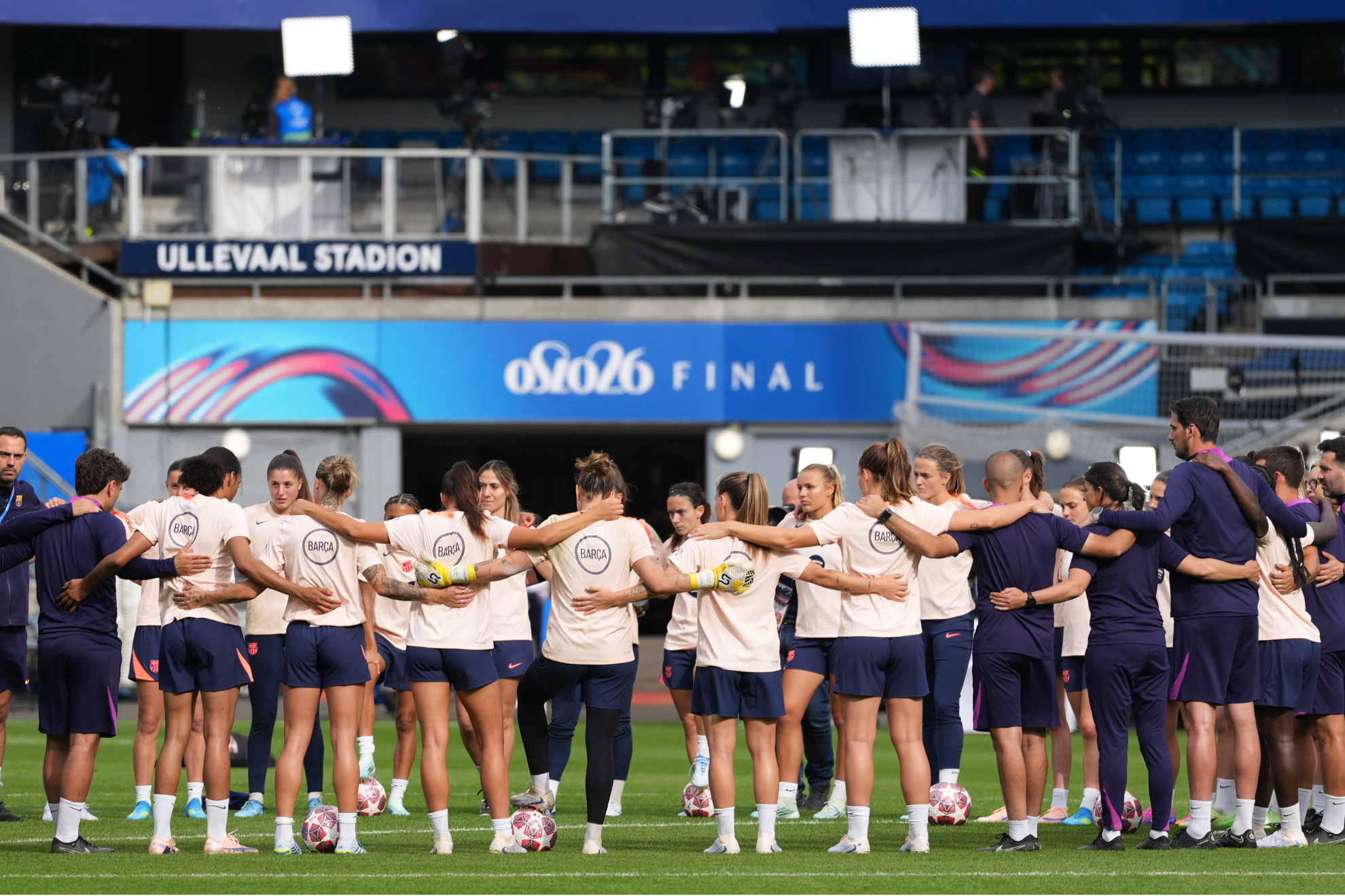 Jugadoras y cuerpo técnico del Barcelona hacen piña en Oslo antes de la final