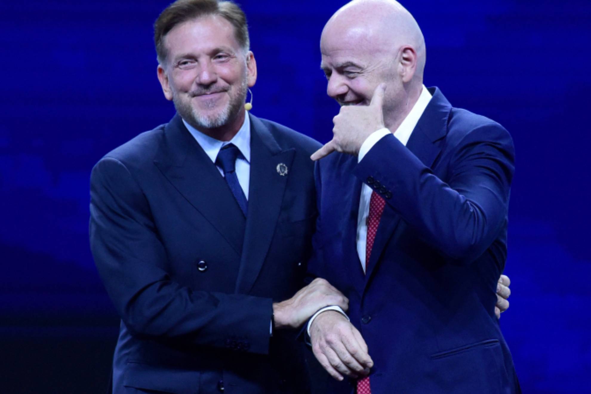 Gianni Infantino, presidente de la FIFA, y Alejandro Domínguez, de la Conmebol.