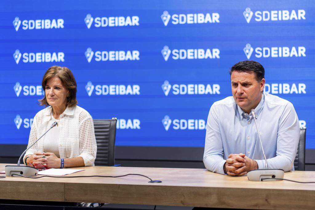 Amaia Gorostiza, president of Eibar, and César Palacios, sports director